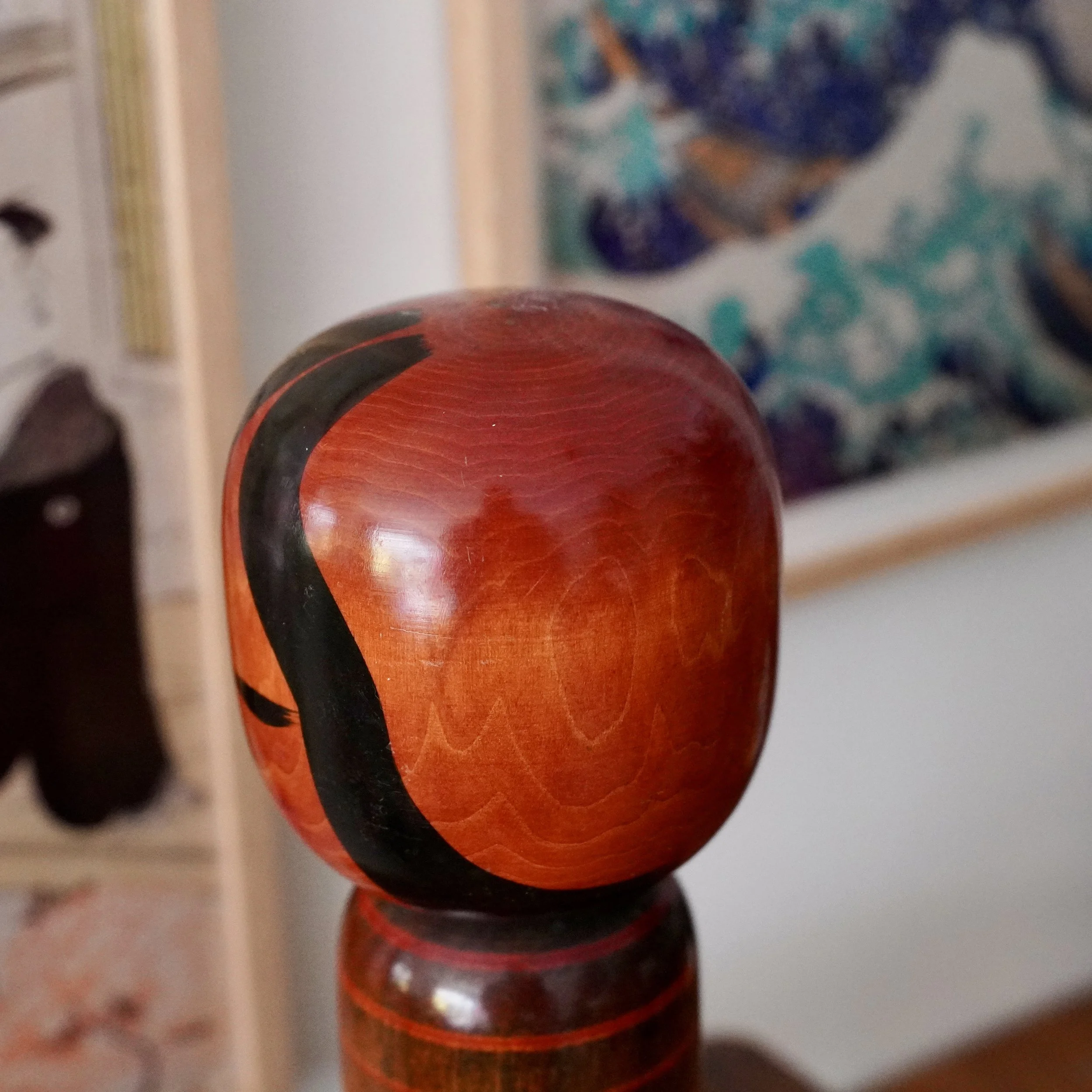 Noboru Kokeshi head detail, black stripe hair pattern, Shōwa era