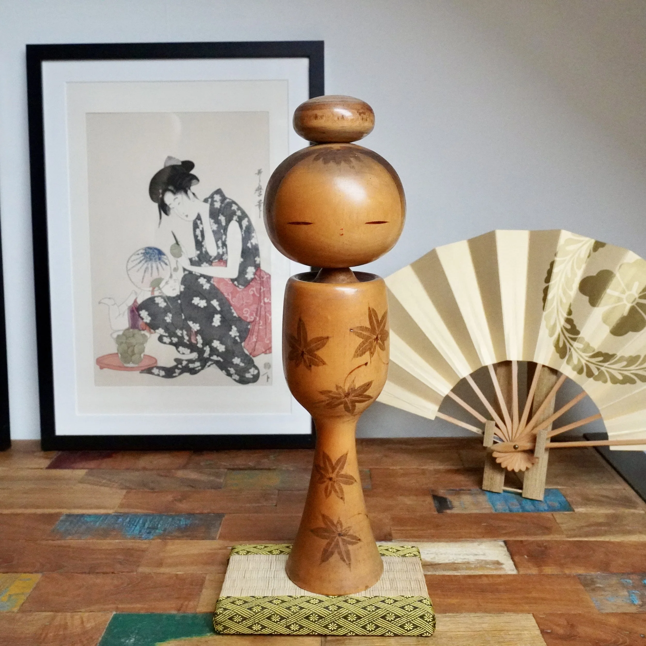 Large signed sōsaku kokeshi by Kano Chiyomatsu with painted and pyrography momiji leaf motif, Shōwa period