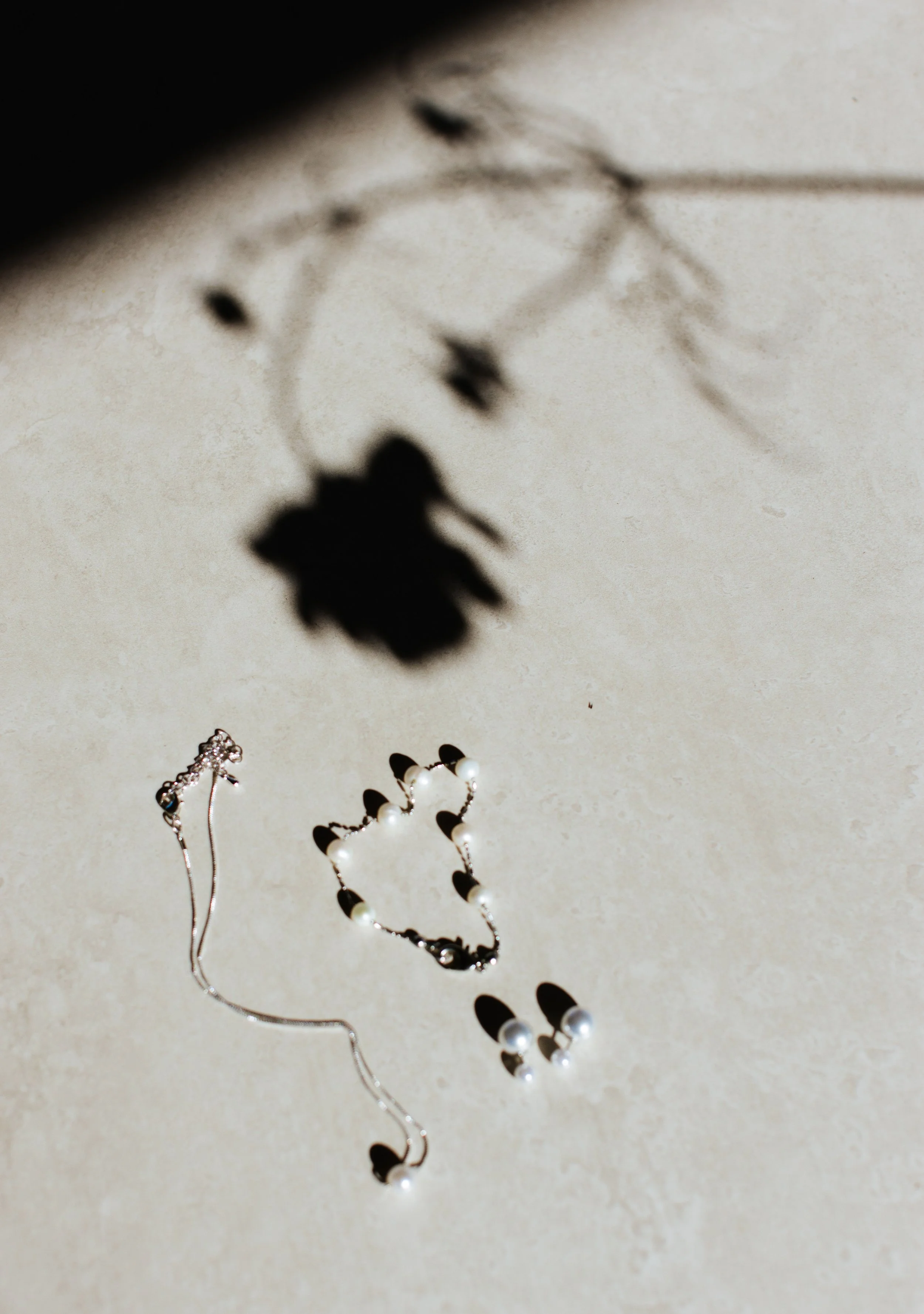 earings and neckless details wedding tuscany