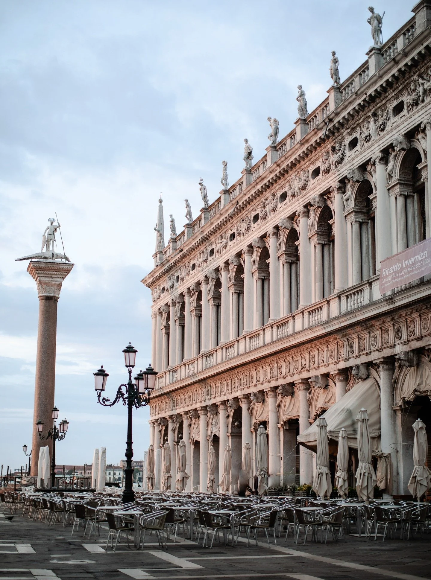 Dawn in Venice: a love letter to the floating city. 🥂 
Intimate, quiet, and unapologetically chic. This is what happens when you wake up before the sun to capture a story worth telling. No tourists, just soul. 

#VeniceWeddingPhotographer #ItalyEnga