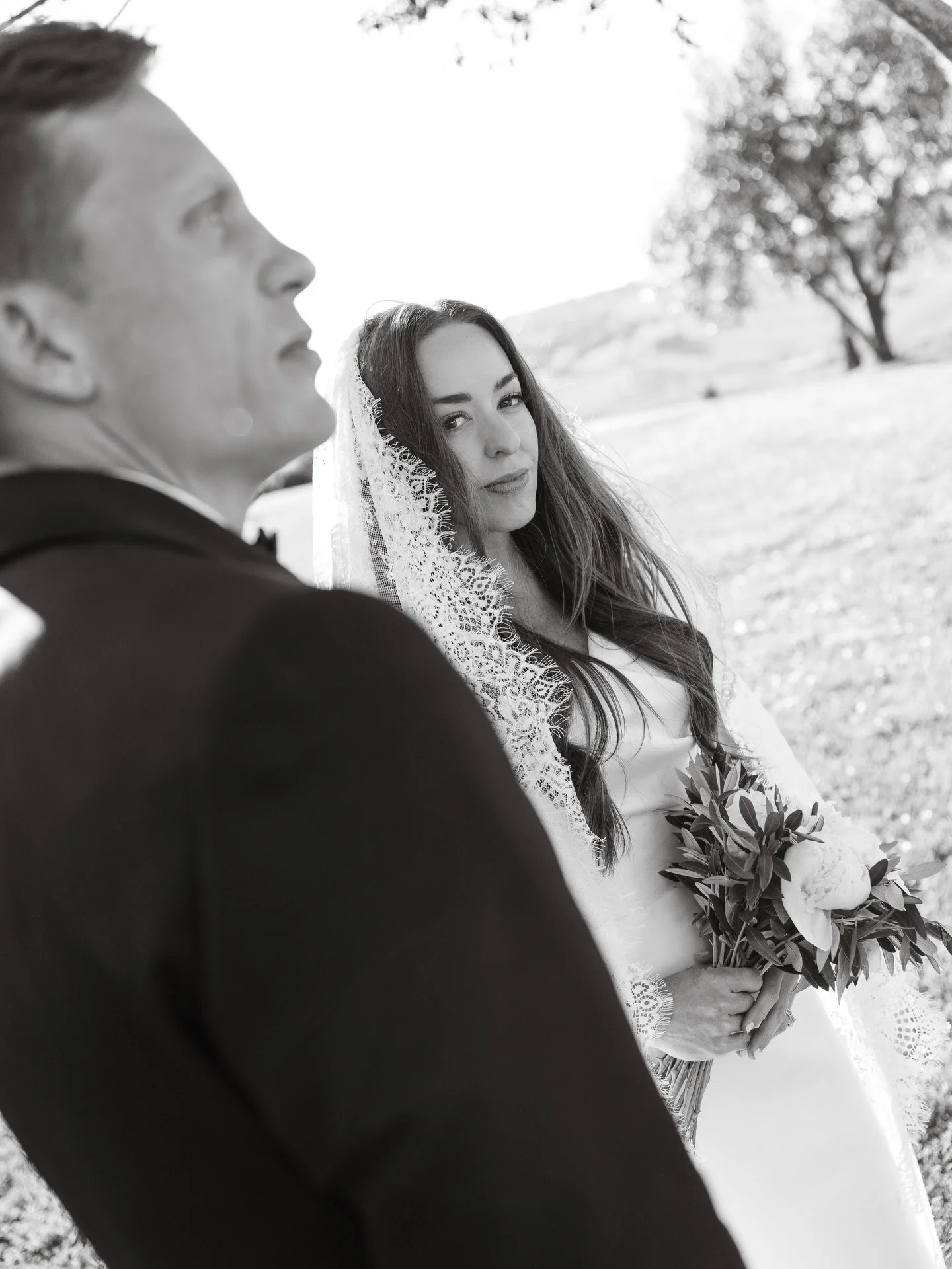 Capturing the light you live in. || micro wedding + Tuscany, always my favourite combination 💫

Photo @giadajoey.studio 
Venue @villaapparita 
Wp @ilaria.wp 
Bride @alexaakirk 

#tuscanyweddingphotographer #tuscanywedding #weddingitaly #microwedding