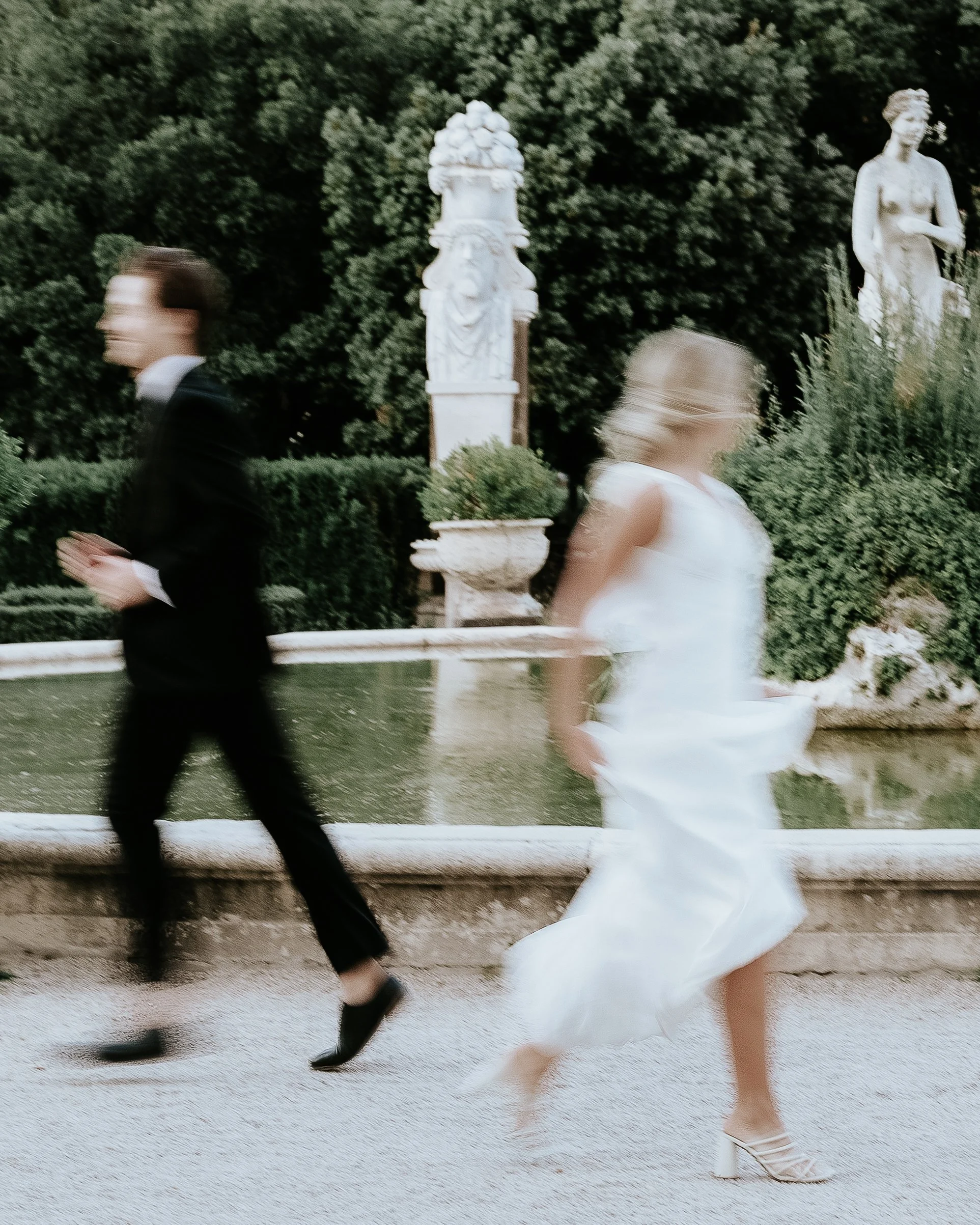 elopement at villa borghese, timeless photo running in the garden of Galleria Borghese Museum