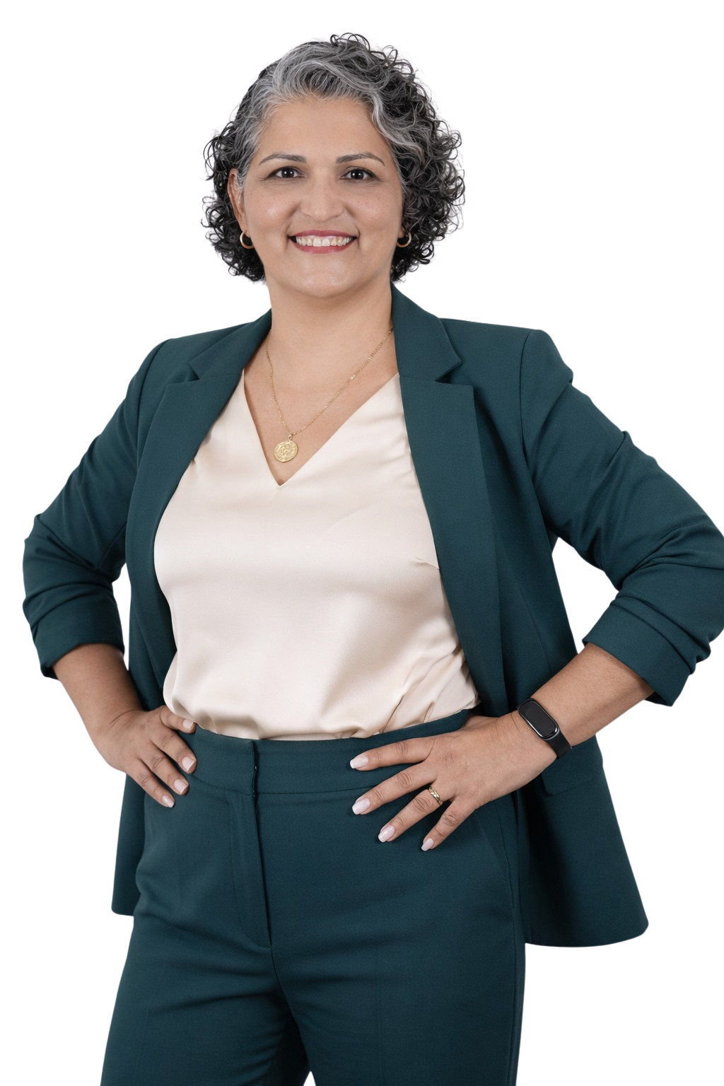 Mulher com cabelo grisalho e curto, vestindo terno verde escuro, camisola bege, com expressão sorridente, acessória com colar dourado e usando smartwatch preto