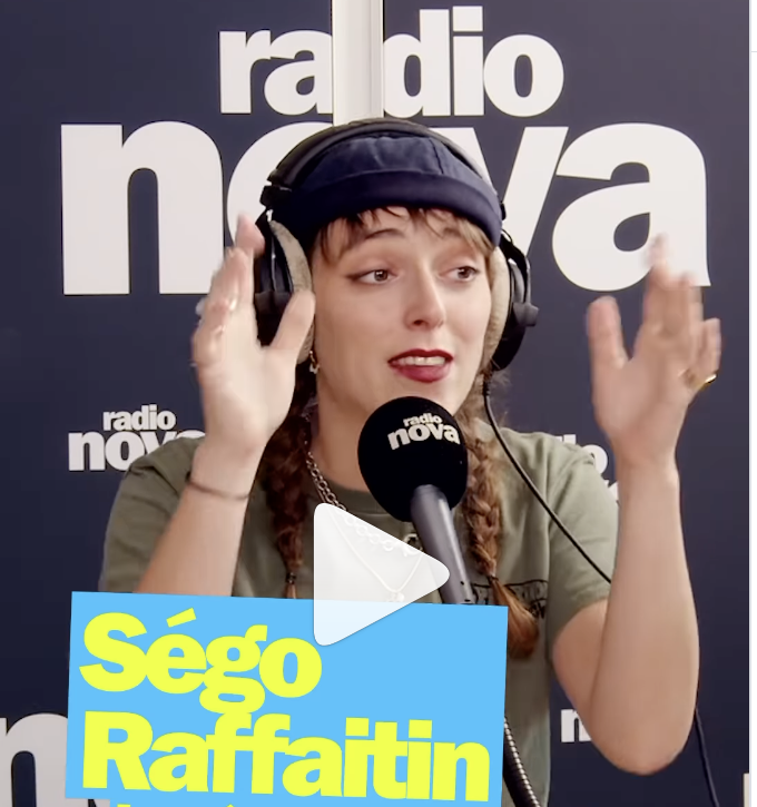 Une femme portant un casque et des écouteurs, parlant devant un micro avec le logo de Radio Nova, lors d'une interview ou d'une émission en radio.