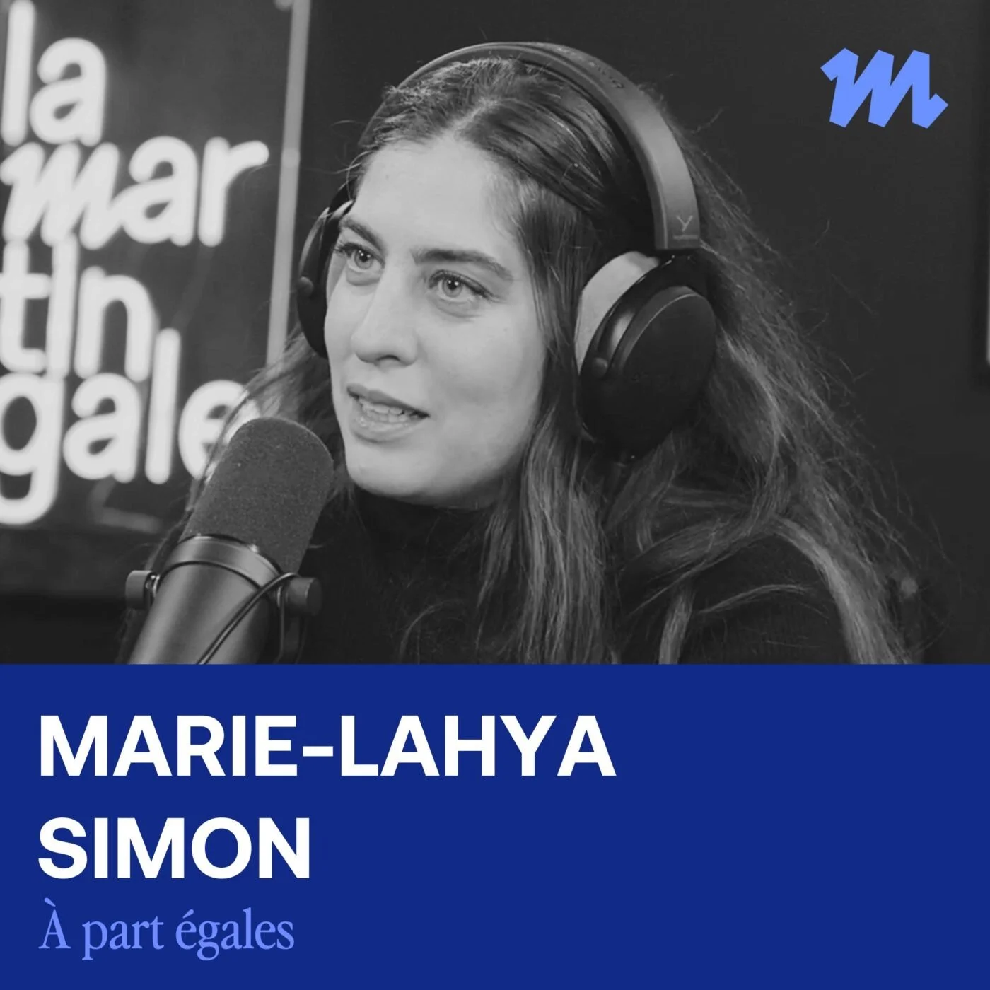 Photo en noir et blanc d'une femme portant des écouteurs et parlant dans un microphone, avec du texte en français indiquant son nom : Marie-Lahya Simon, et une mention 'À part égales'.