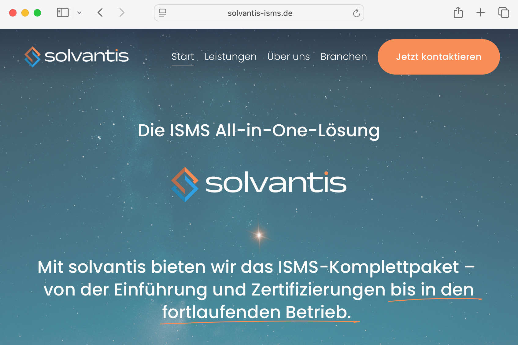 Screenshot einer Webseite von solvantis mit einem blauen Sternenhimmel-Hintergrund, dem Logo von solvantis und Text über die ISMS All-in-One-Lösung, darunter eine orangefarbene Schaltfläche mit der Aufschrift 'Jetzt kontaktieren'.