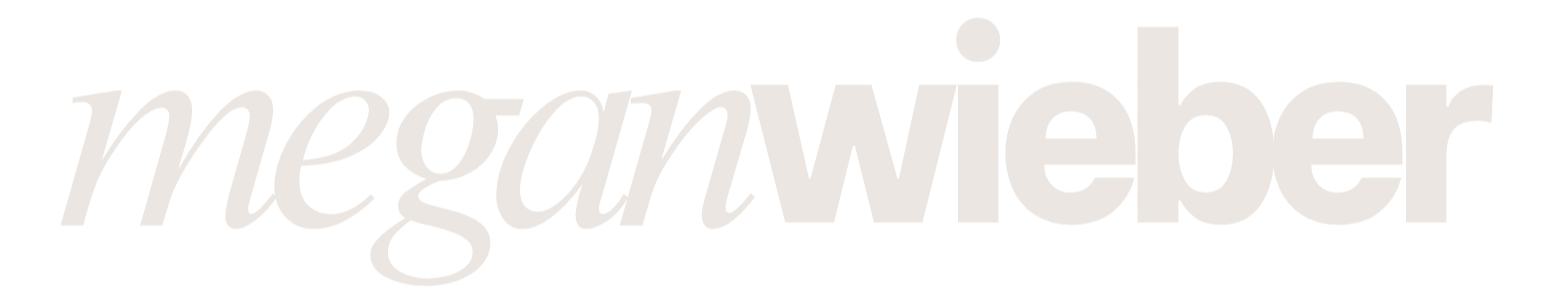 Logo de MegarWiebler en lettres gris clair sur fond noir.