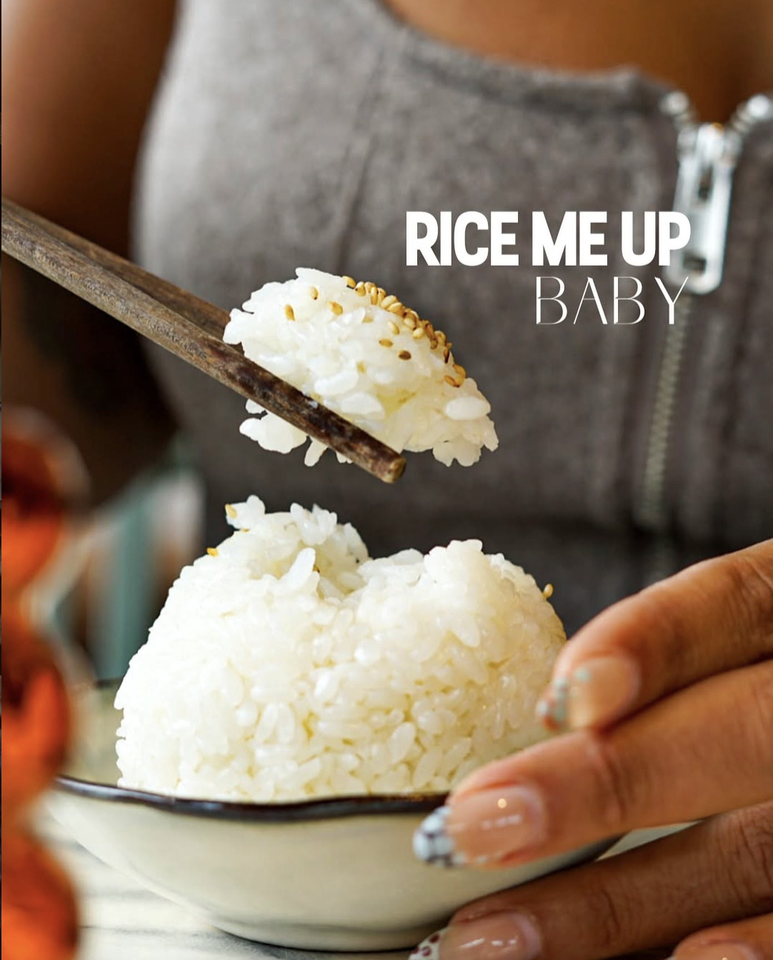 Une personne tient une cuillère remplie de riz cuit, avec une boule de riz dans une assiette devant elle. Le texte 'RICE ME UP BABY' est visible sur l'image.