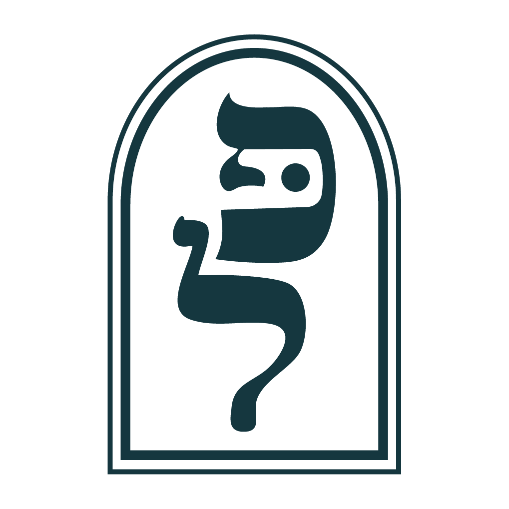 Logo stylisé d'un détective avec un chapeau et une loupe, intégré dans une arche.