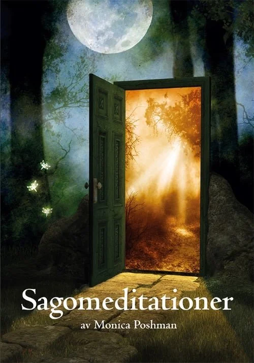 En öppen dörr i en skog med en ljus skogsscen bortom, fullmåne i himlen, skogsdjur och små ljus i träden, omsluten av natten.