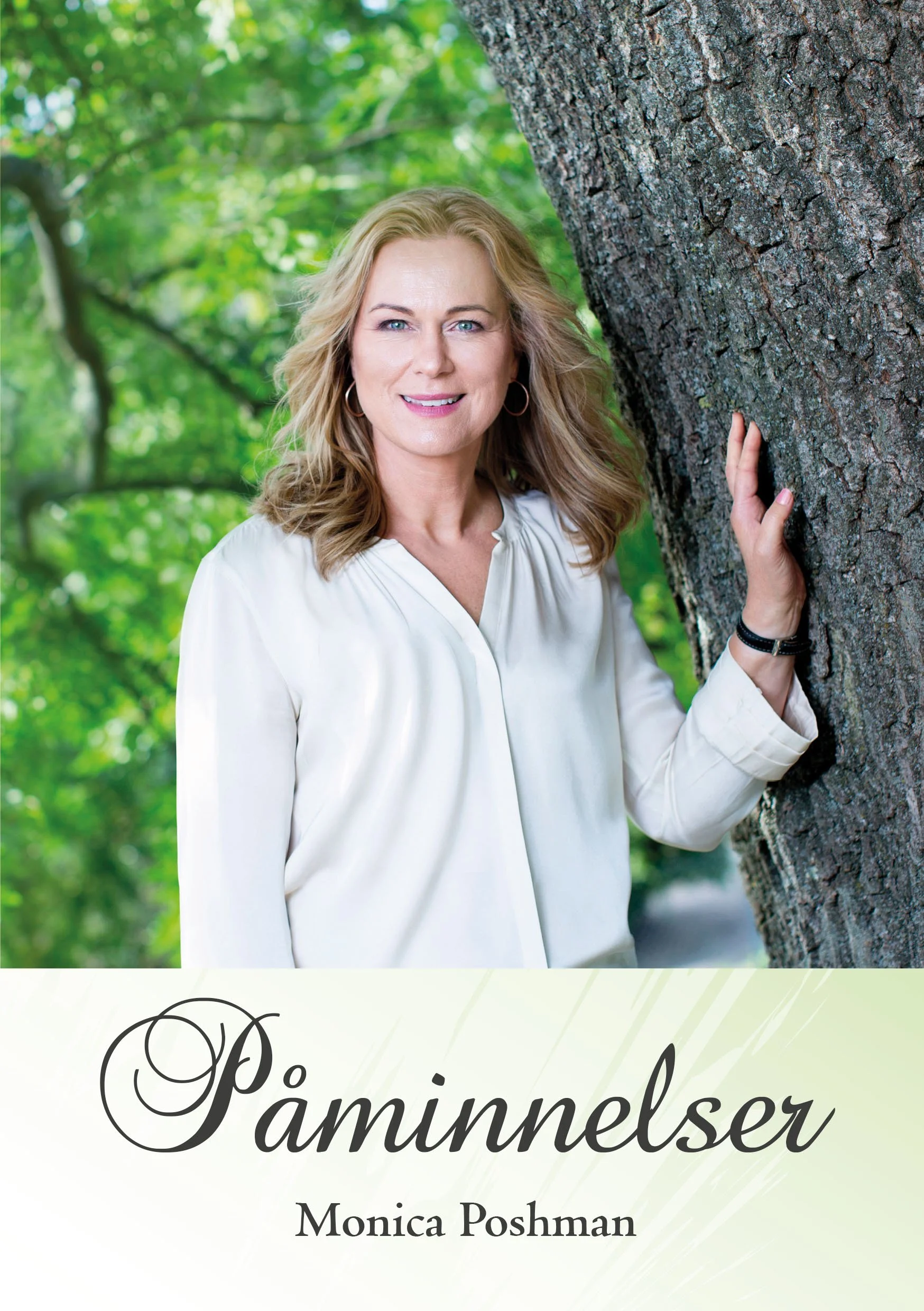 Bokomslag med en kvinna som står vid ett träd i en skog. Titel: Påminnelser av Monica Poshman.