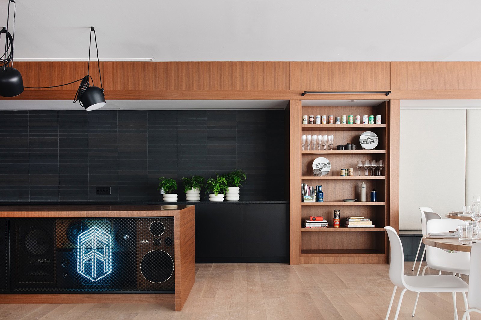 Tied House / Schuba's Interior