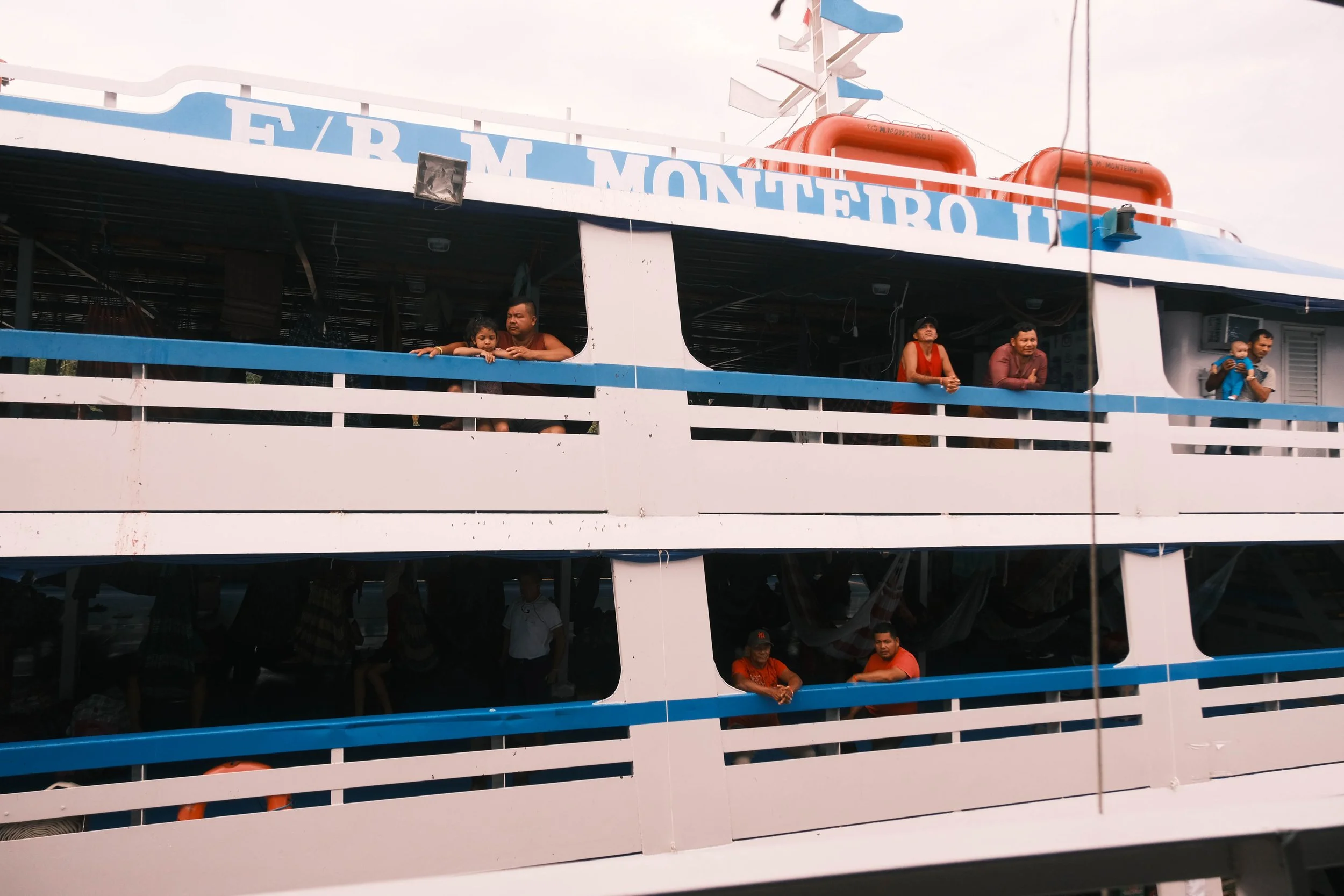 Passagers sur un Barco Regionais de l'Amazone – Brésil