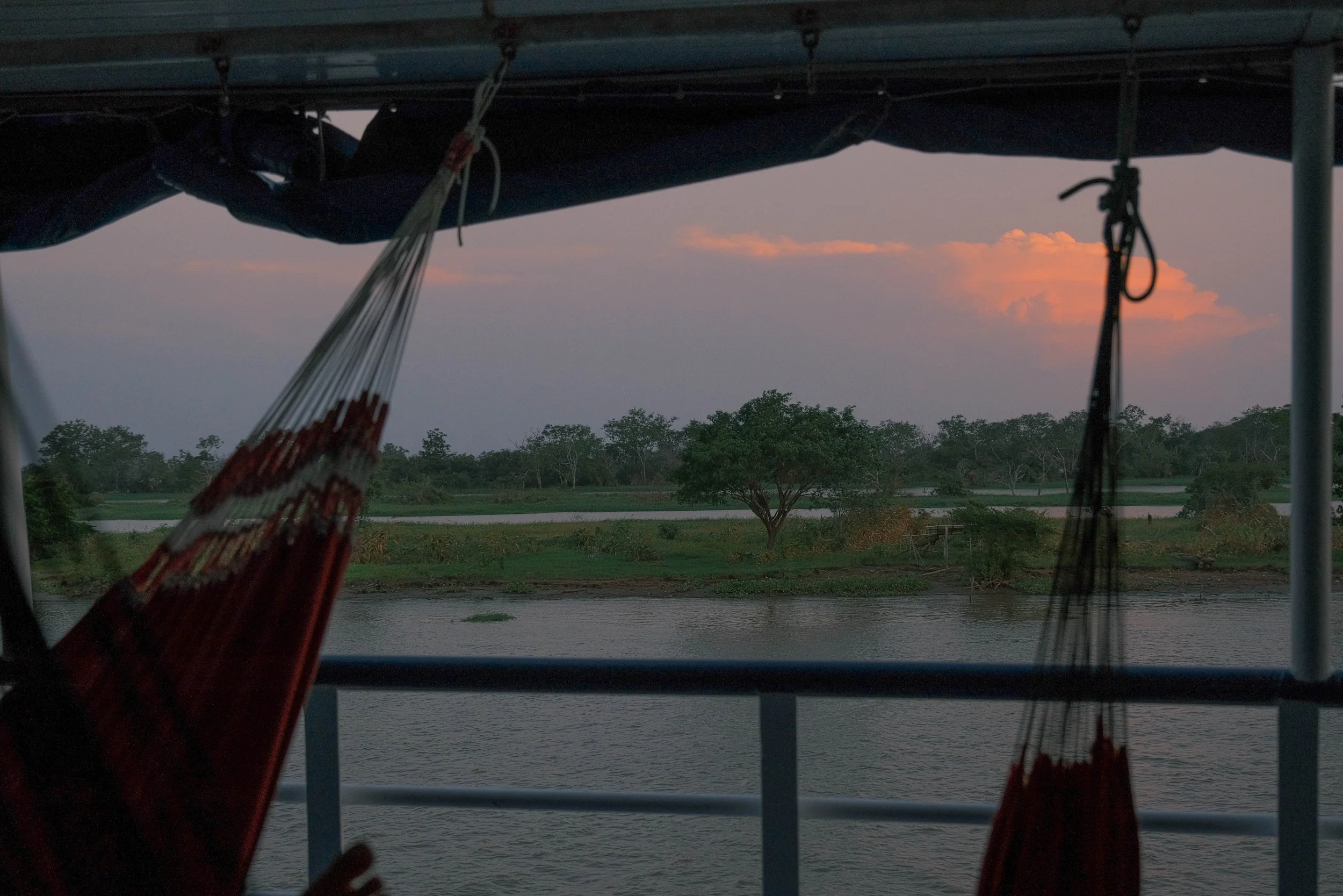 Redes et lever de soleil sur l'Amazone - Brésil