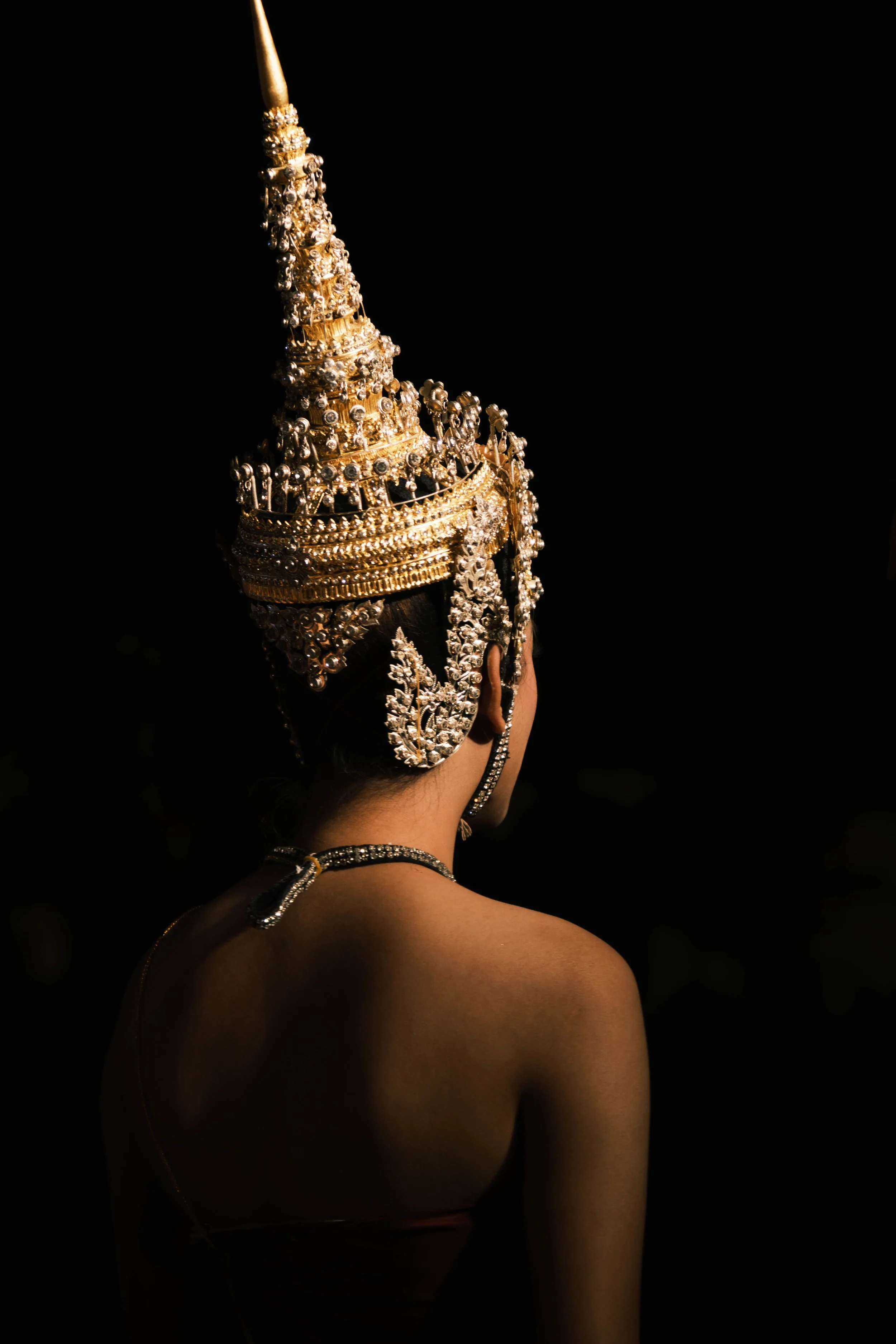 danseuse à la coiffe dorée en thailande