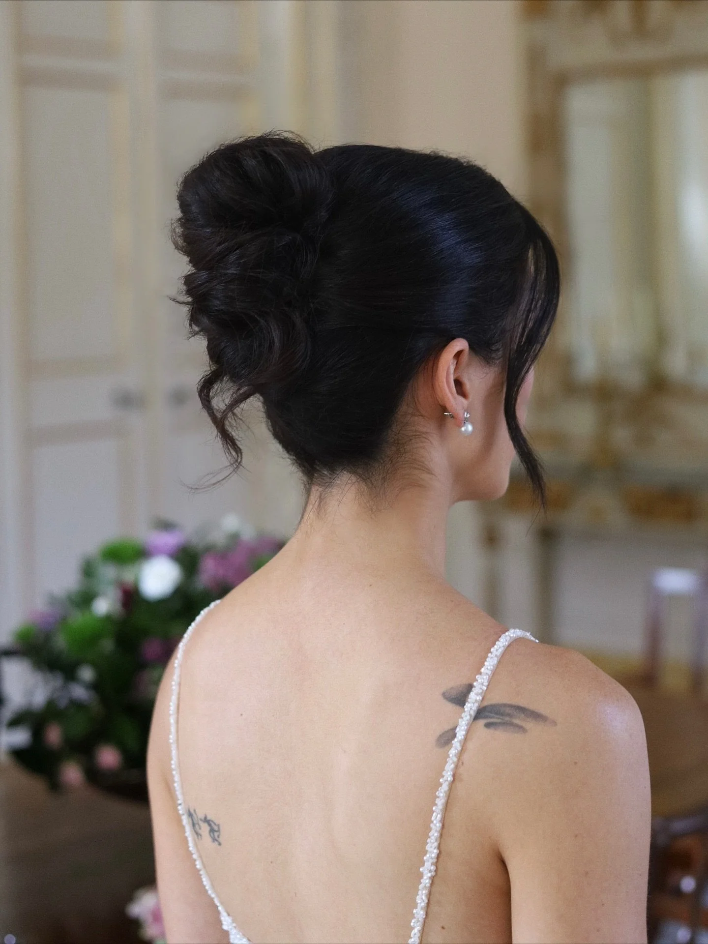 Mintra&rsquo;s wedding day beauty 🤍

Makeup &amp; Hair @catibeauty

Event planning, Design &amp; Florals @sofianascimentostudios @alice_sofianascimentostudios 
Photography @moi.stas
Venue &amp; Caterer @hotelvalverdepalacioseteais 
Cake @migalha_doc