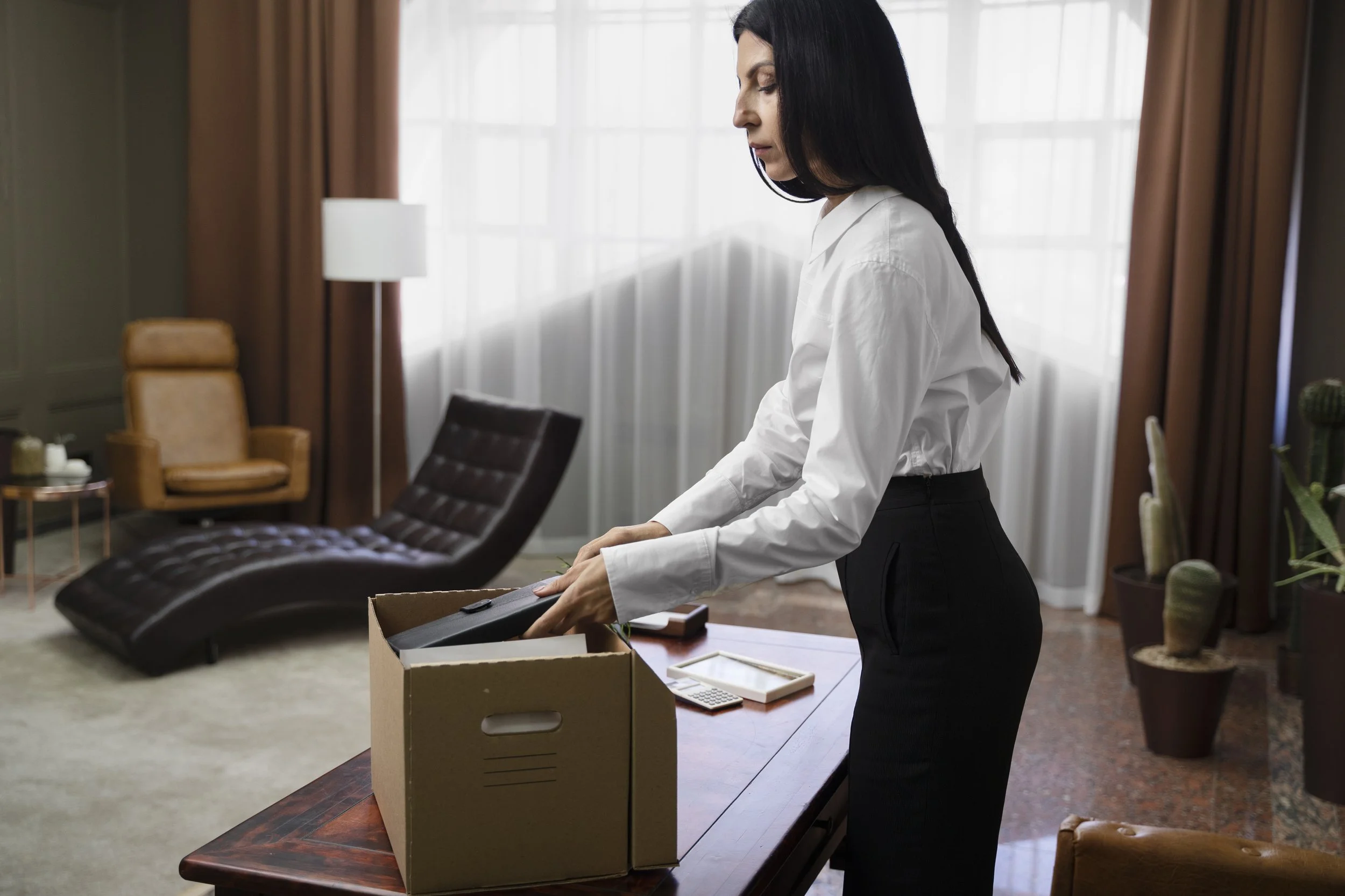 Lavoro di manutenzione su un edificio storico con una gru aerea e un cestello elevatore vicino a una finestra aperta.