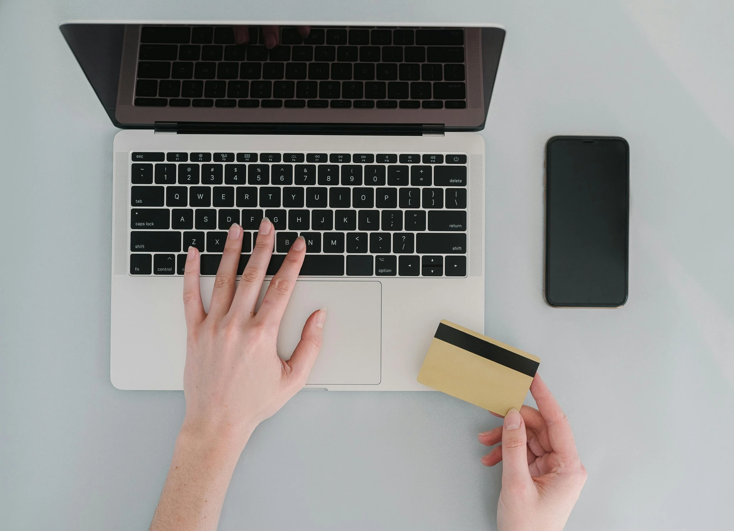 Entre claves, códigos y clics: ¿para quién estamos diseñando?