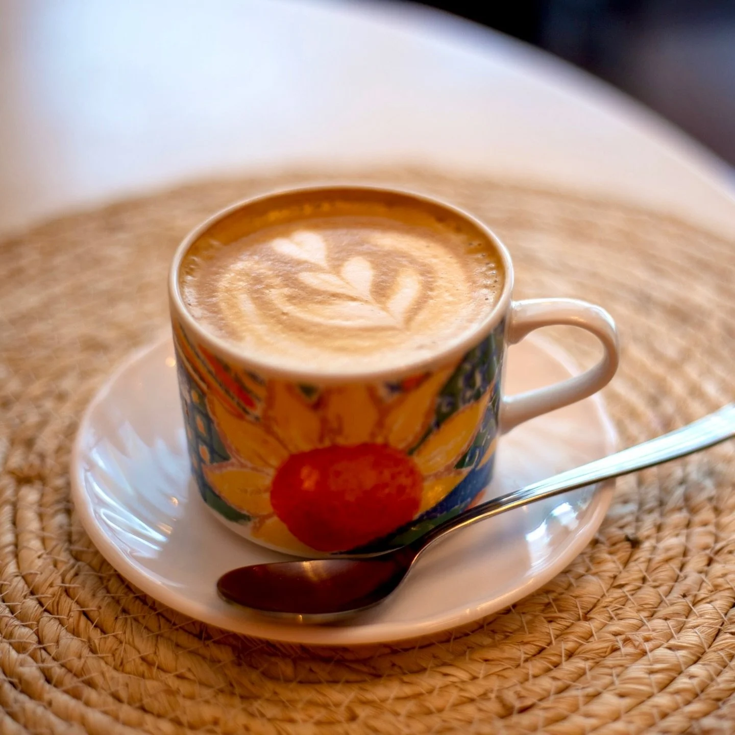 Nouveau caf&eacute; ⏱️☕️🧡 
dans notre caf&eacute;, notre s&eacute;lection de caf&eacute;s change r&eacute;guli&egrave;rement ! Venez donc d&eacute;couvrir le
&lsquo;Foret Noir&rsquo; aux notes de cerise noire, de chocolat et de guimauve, qui rappell