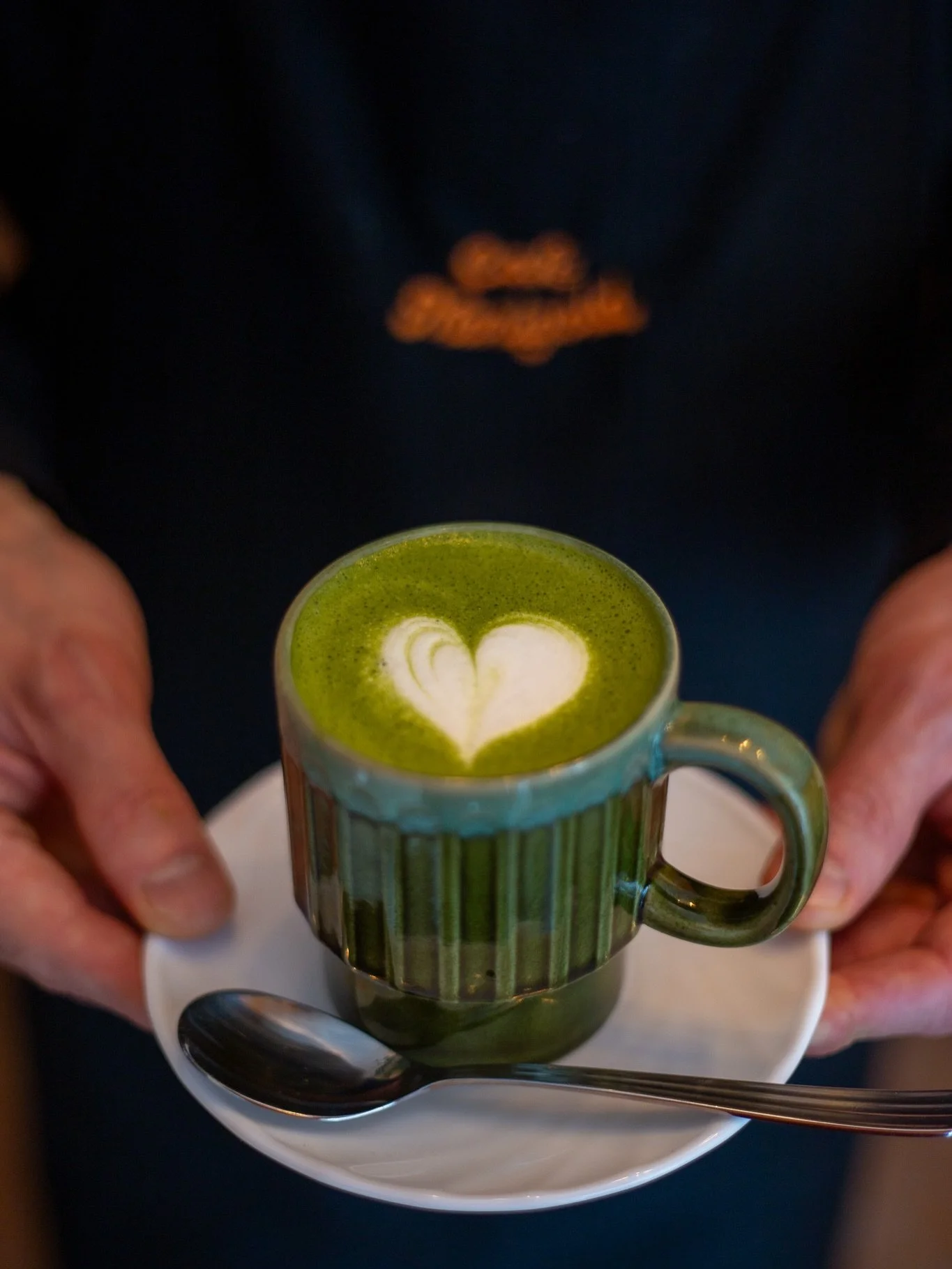 Nous sommes ravis d&rsquo;&ecirc;tre de retour et pr&ecirc;ts &agrave; vous servir! Venez go&ucirc;ter notre matcha cette semaine ou un &lsquo;mochi matcha&rsquo; accompagn&eacute; d&rsquo;un espresso 🧡💚☕️

Merci pour la 📸📸 @andreaportilla 🧡