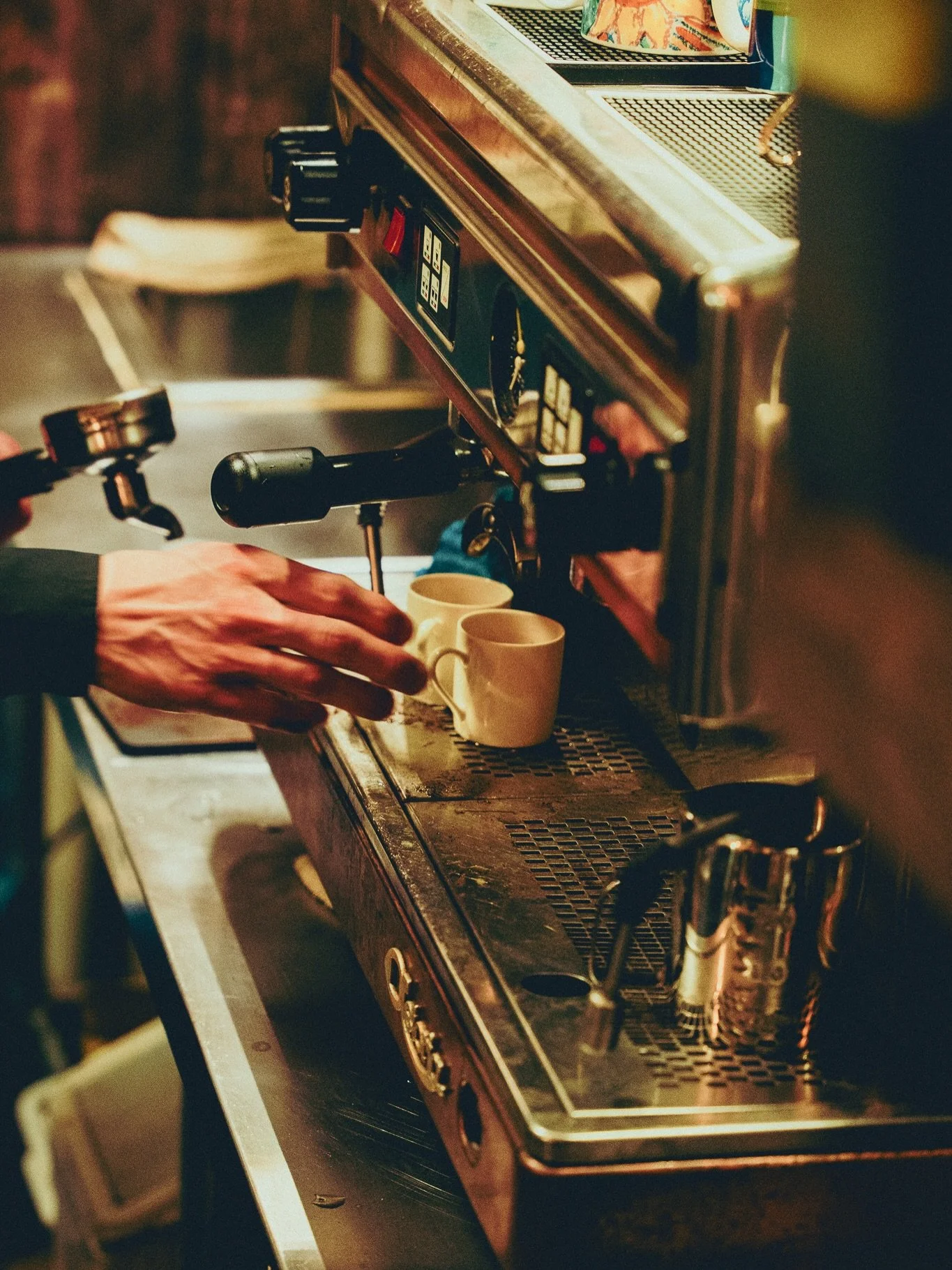 Notre espresso est pr&eacute;par&eacute; sur une machine des ann&eacute;es 1980, fabriqu&eacute;e &agrave; Florence, en Italie, en cuivre massif, et remise en &eacute;tat ici, &agrave; Montr&eacute;al.
D&eacute;sormais servie tous les jours au Caf&ea