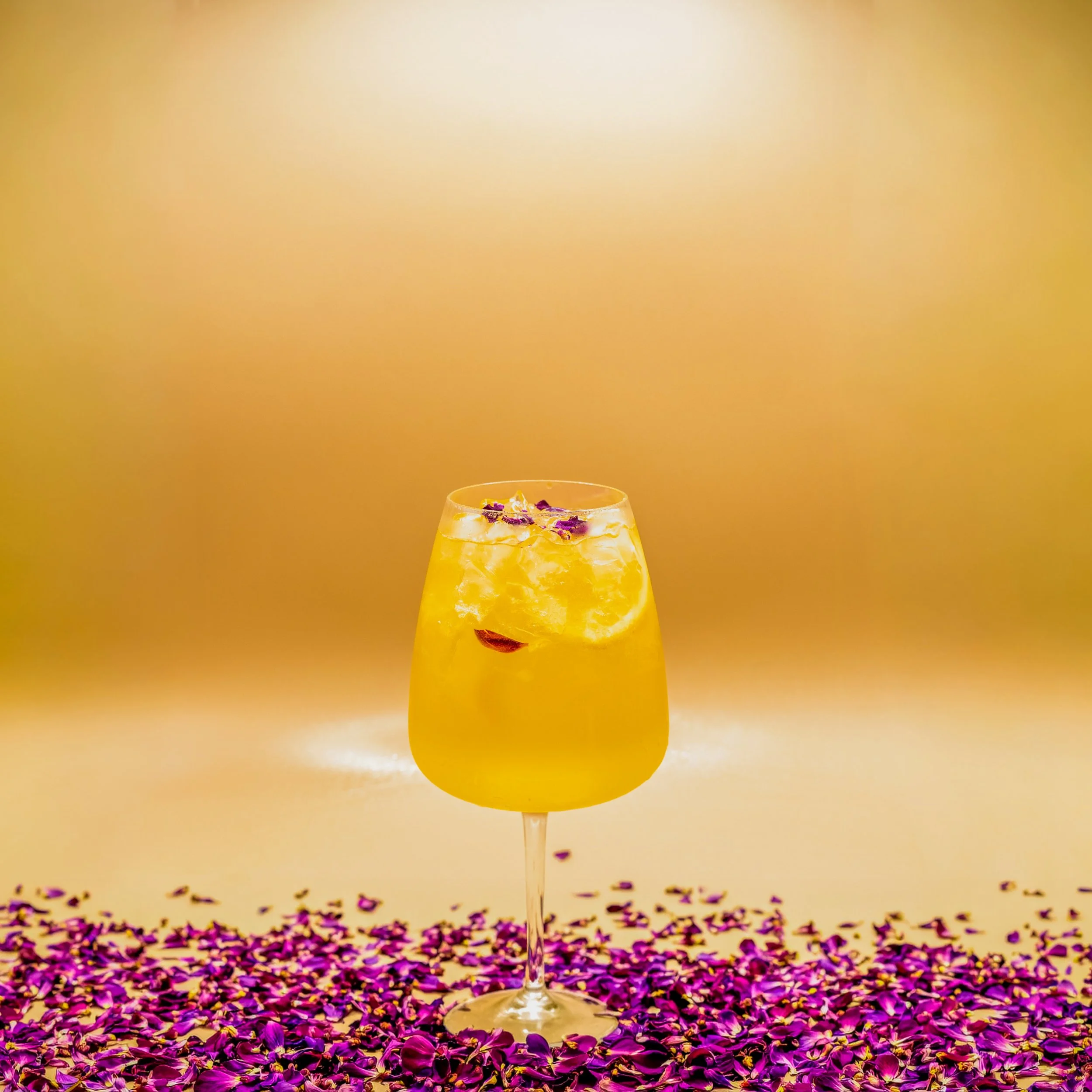 Marigold Spritz 🧡

Saint Germain 
Prosecco 
Rose 
Yuzu tonic 
Marigold simple syrup, fait maison 🧡 

Merci @outmyfocus for the 📸📸