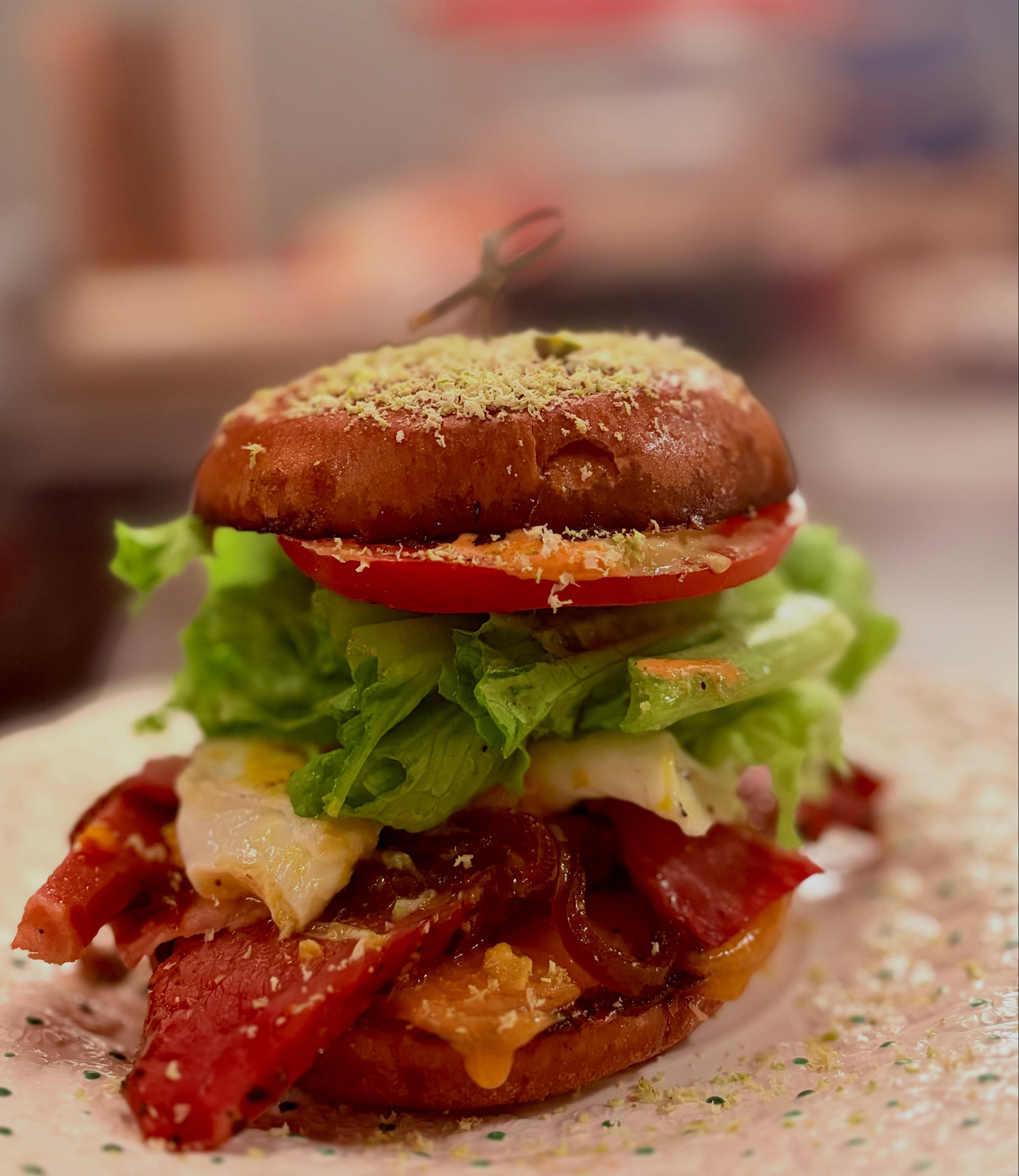 Sandwich d&eacute;jeuner avec (Schwartz) viande fum&eacute;e 🧡 

- &OElig;uf miroir 
- Cheddar vieilli 
- A&iuml;oli maison au poivron rouge r&ocirc;ti 
- Rosem&egrave;re oignon caram&eacute;lis&eacute; 
- laitue &amp; Tomate sur brioche ou croissan