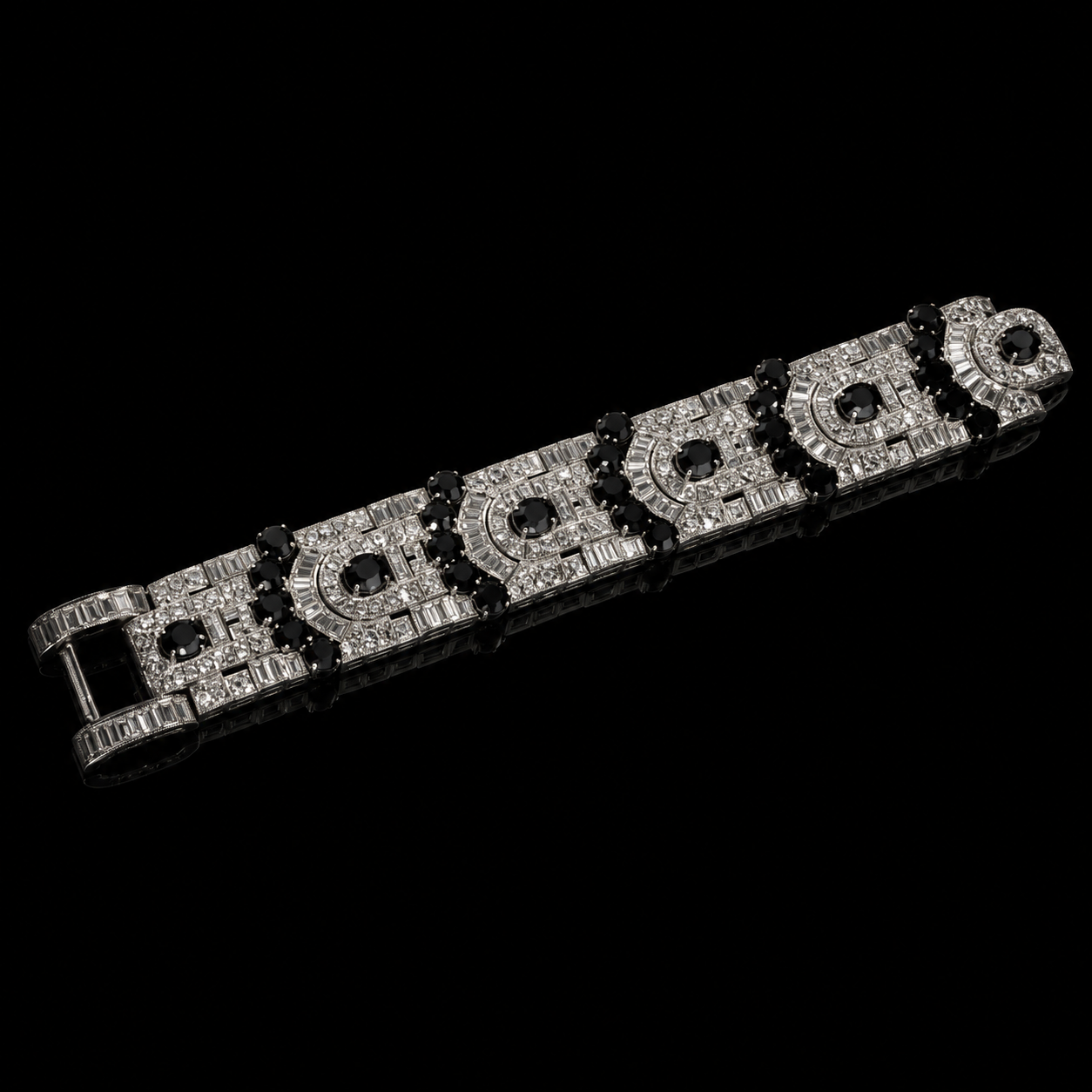 Bracelet en argent orné de diamants et de pierres noires, avec le logo CHANEL.