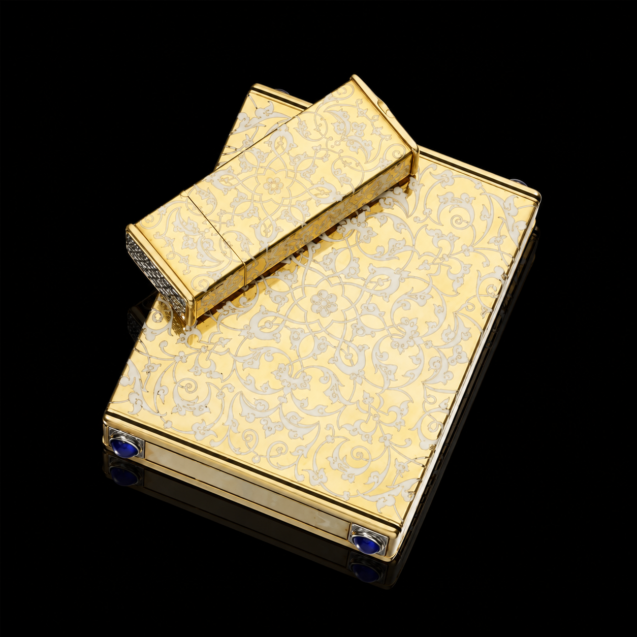 Une chaîne de cigarette en or ornée de motifs complexes, dorée avec des détails en argent et accents bleus, posée sur une surface noire brillante.