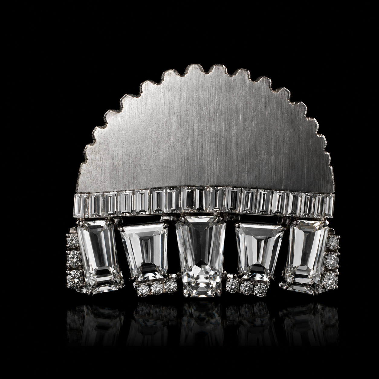 Broche en forme de demi-cercle avec des diamants taillés en rectangle et en carré, fixés sur une base en métal argenté, contre un fond noir.