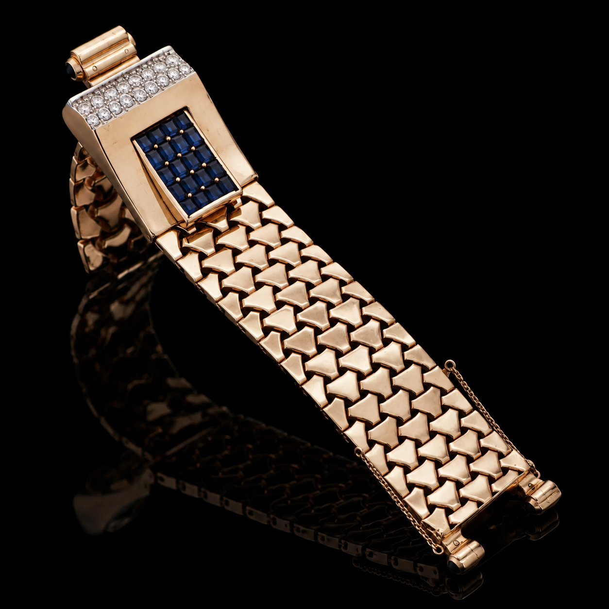 Bracelet en or rose avec un fermoir décoré de diamants et de saphirs bleus, posé sur un fond noir.