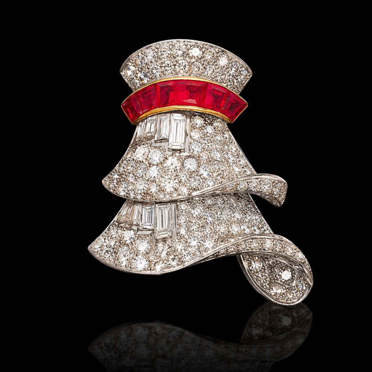 Broche en forme de feuille incrustée de diamants et rubis rouges, avec une finition en or