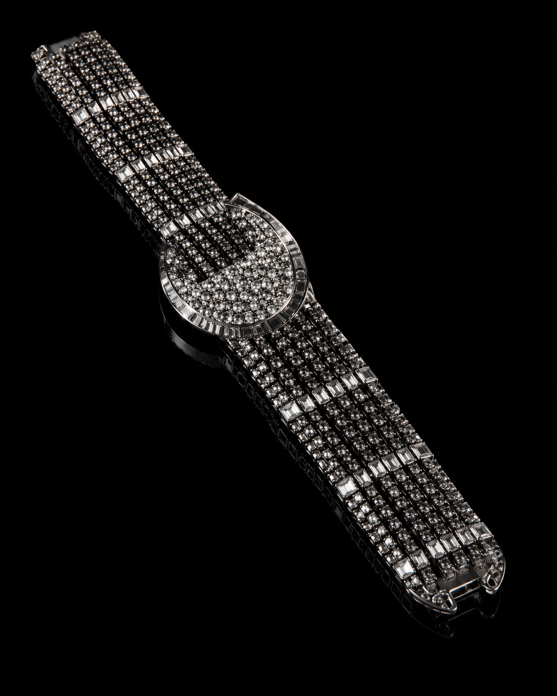 Bracelet orné de nombreux diamants sur fond noir.