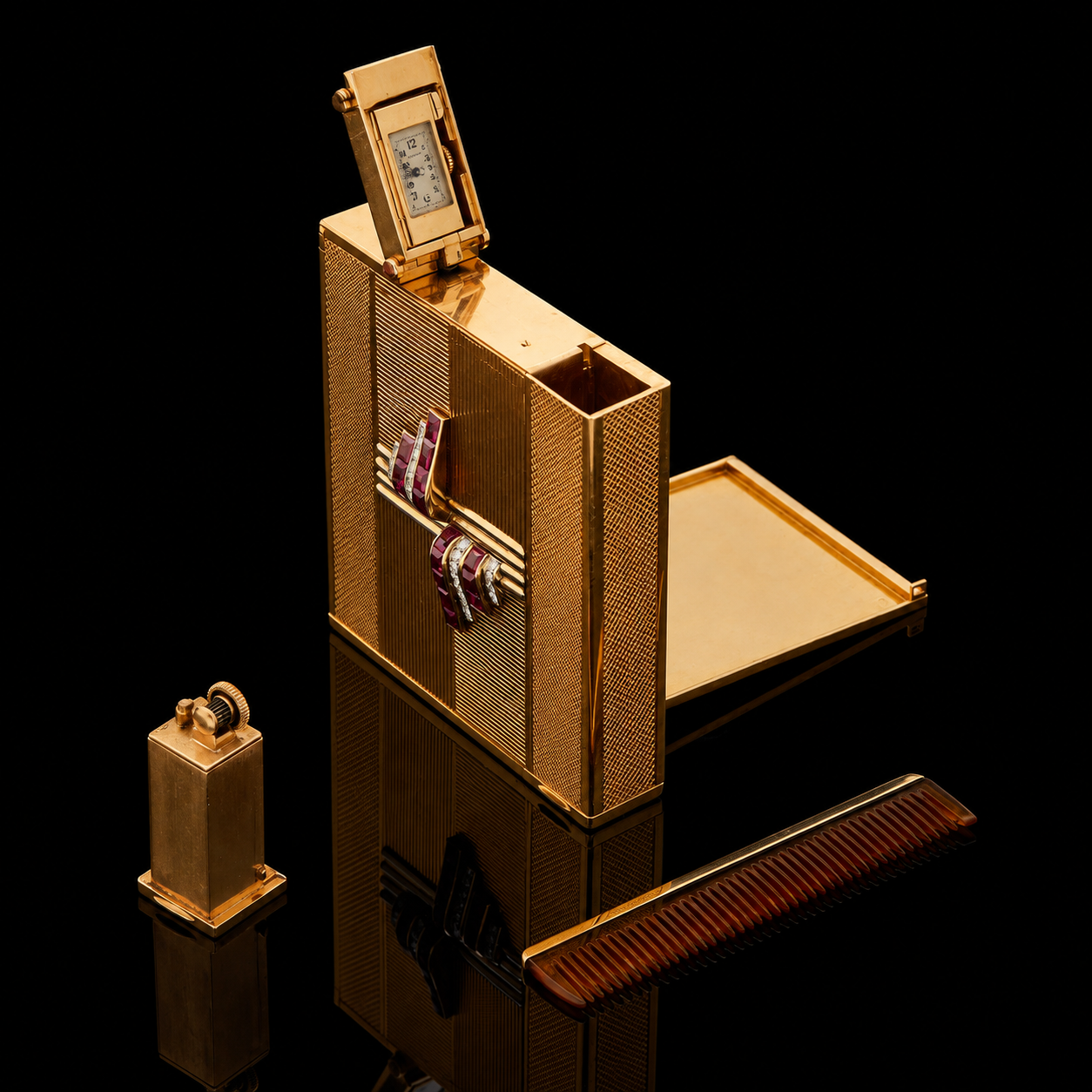 Un feuillton de maquillage en forme de maison ou coffre-fort en or, avec un miroir à l'intérieur du toit, un peigne et une bouteille de parfum en or aux côtés, sur fond noir.