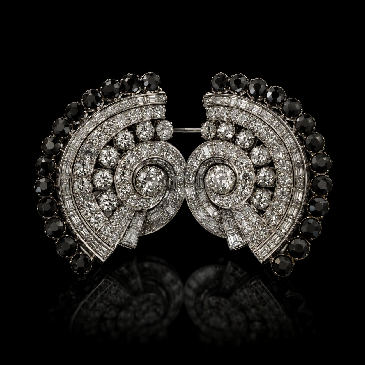 Broche élégante ornée de diamants et de pierres noirs, avec un design en spirale et un fond noir