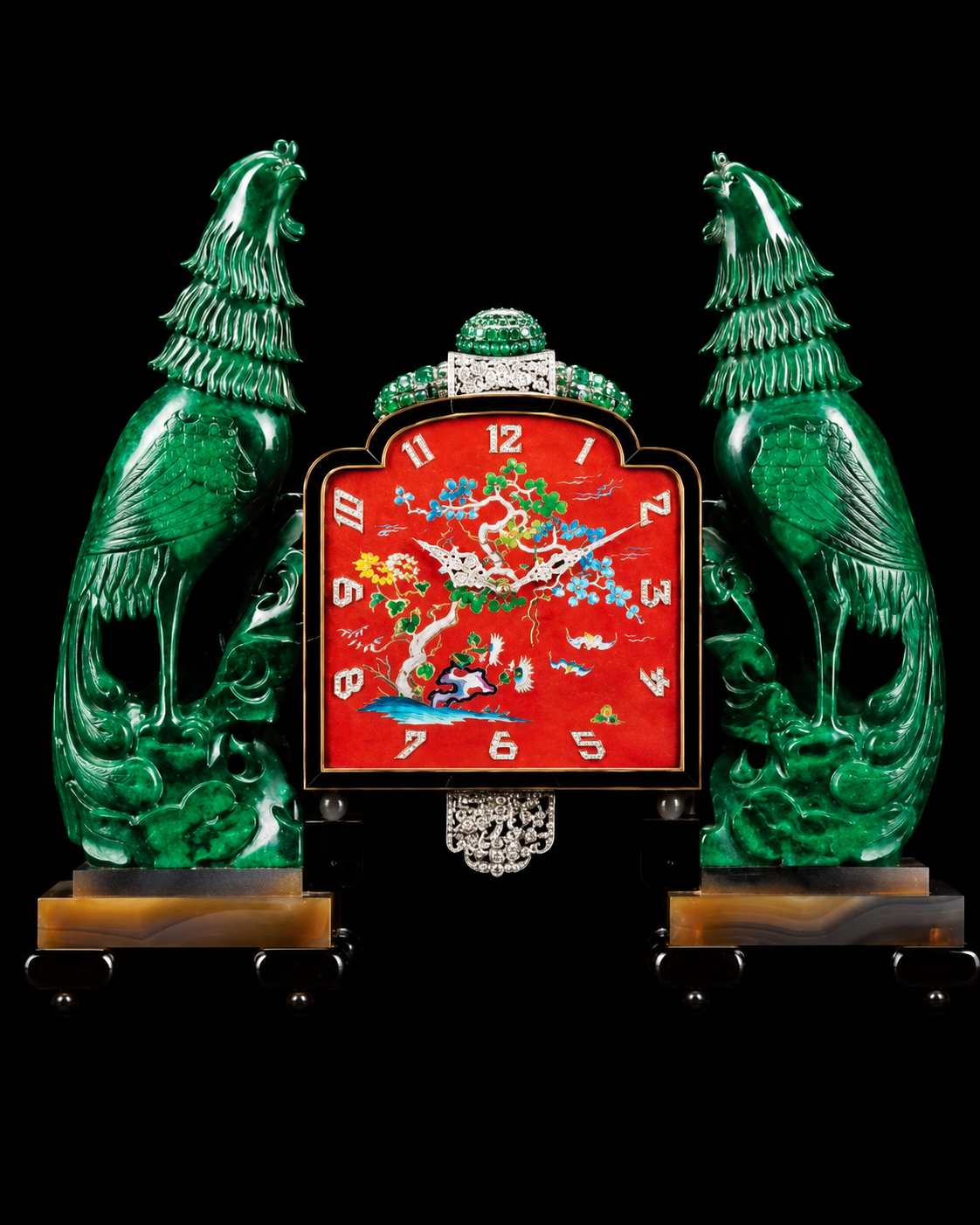 Montre ornementale avec deux poissons en jade vert et un cadran rouge décoré d'une scène de cerisier en fleurs.