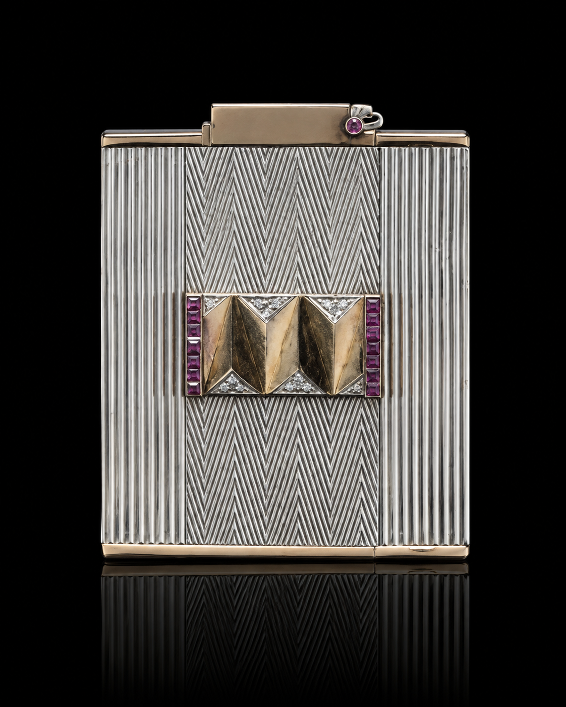 Un briquet luxueux en métal argenté avec des détails en or, orné de pierres précieuses roses et blanches, avec des motifs géométriques.