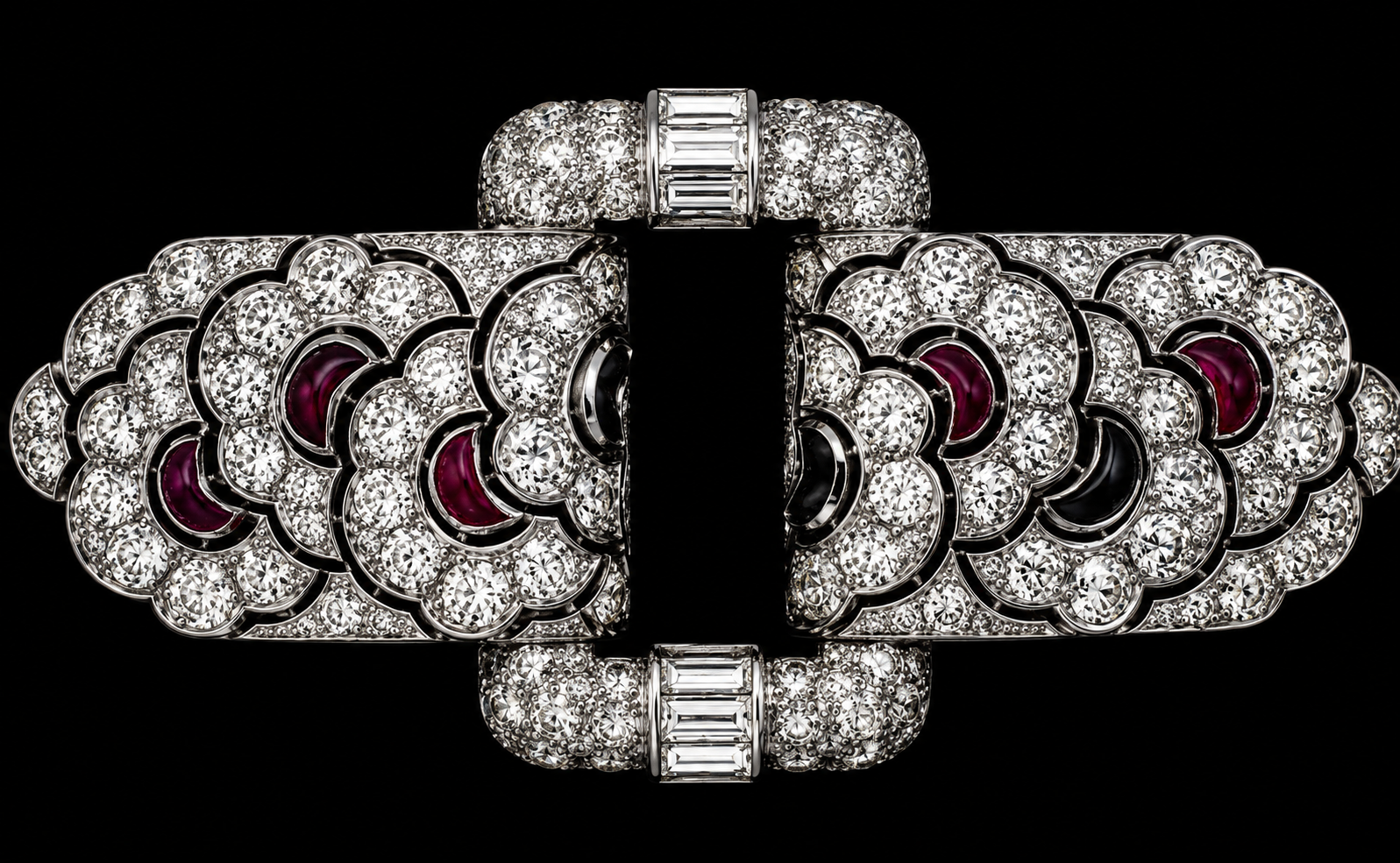 Une montre de luxe ornée de nombreux diamants, avec des accents en rubis, sur un fond noir.