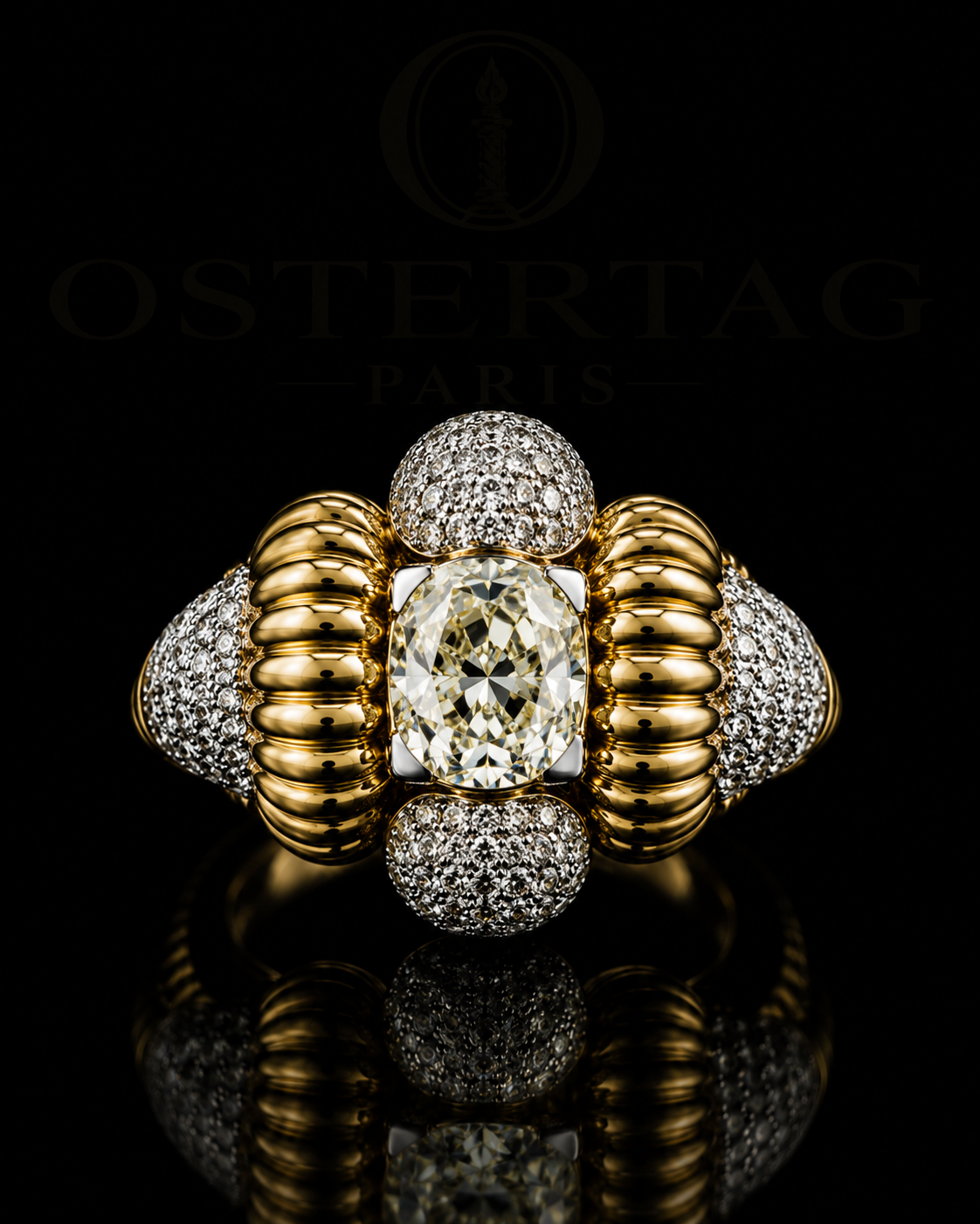 Bague dorée ornée de diamants, avec un gros diamant central, sur fond noir.