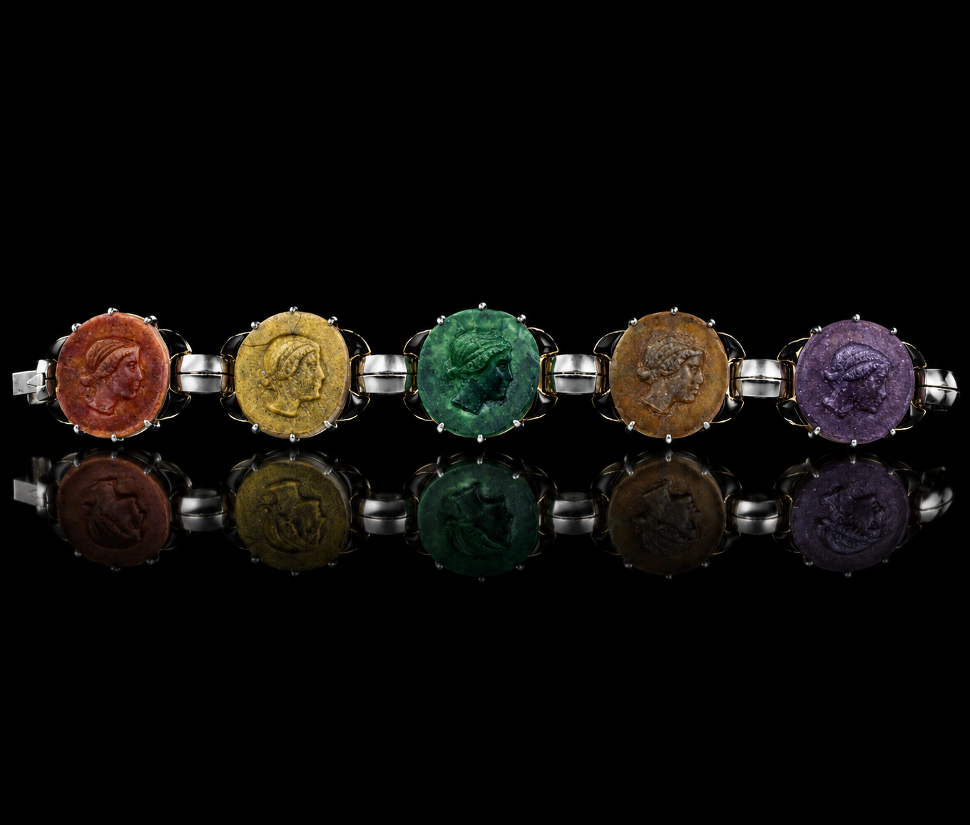 Bracelet avec cinq médaillons en pierre colorée, chaque médaillon représentant un profil antique, sur un fond noir