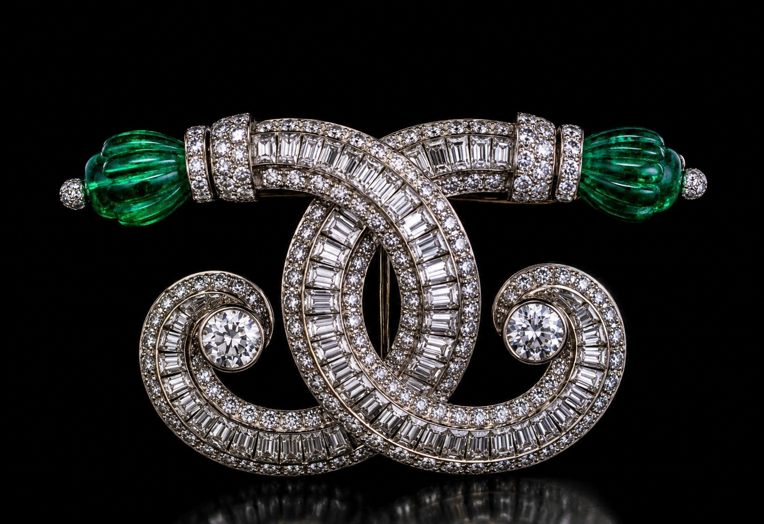 Broche en forme de double G orné de diamants, avec des détails en émail vert.