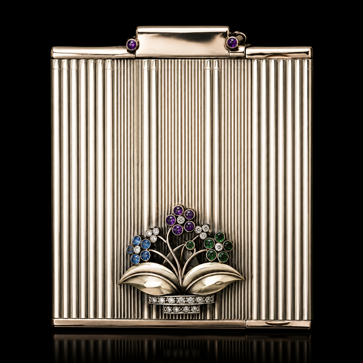 Étui à cigarette en métal argenté avec décoration florale en pierres précieuses de différentes couleurs.