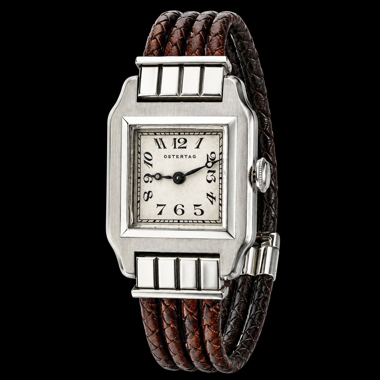 Montre à cadran carré avec bracelet en cuir tressé marron foncé et boîtier en métal argenté, affichant l'heure avec des aiguilles noires sur fond beige, contre un fond noir.