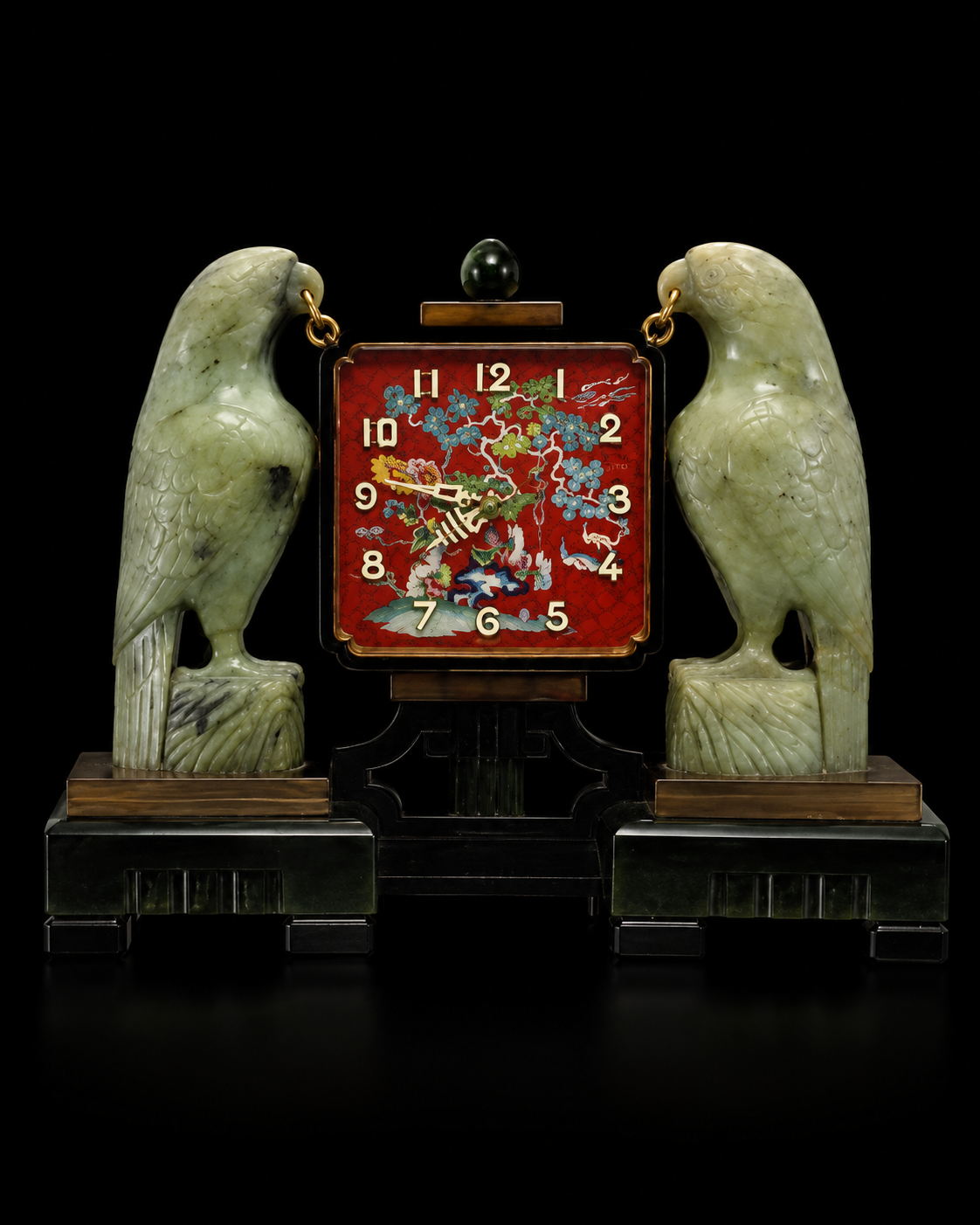 Une horloge décorative ornée de deux pandas en jade, avec un cadran rouge orné de motifs floraux et un fond noir.