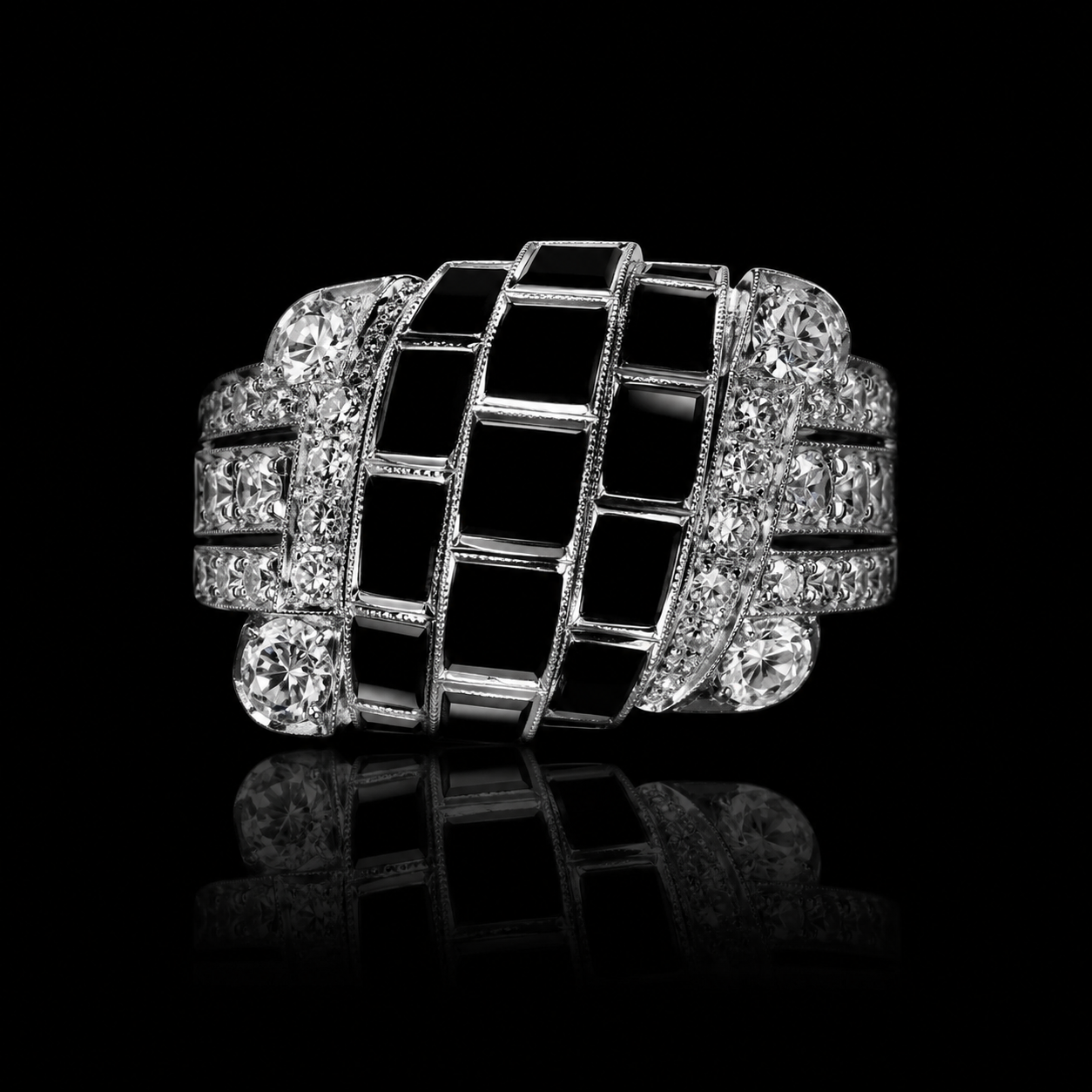 Bague en argent ou platine ornée de diamants et d'éléments noirs, avec une réflexion en dessous, sur fond noir.