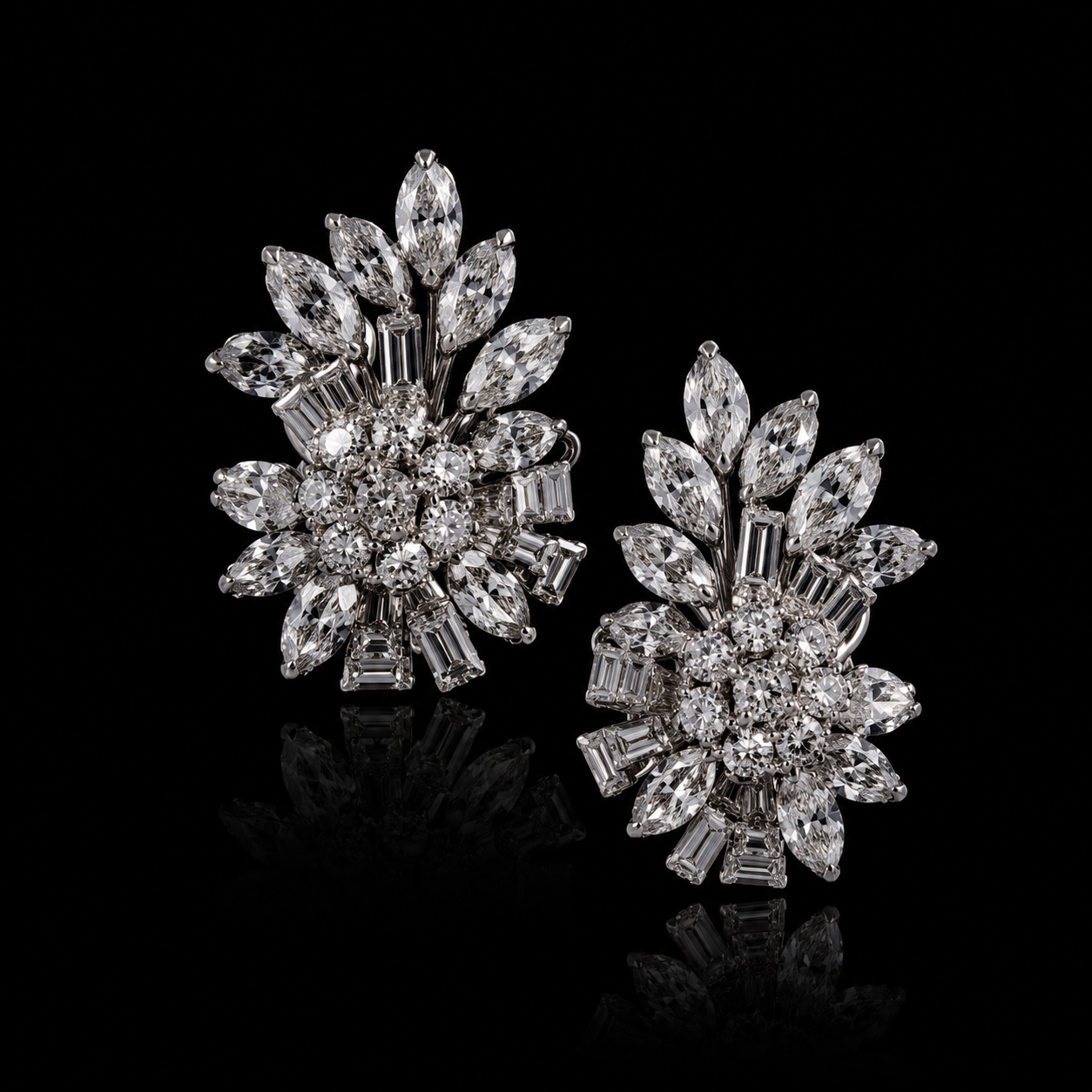 Boucles d'oreilles en or blanc ornées de diamants en forme de fleurs, avec des motifs de pétales et un centre brillant, reflet sur un fond noir.