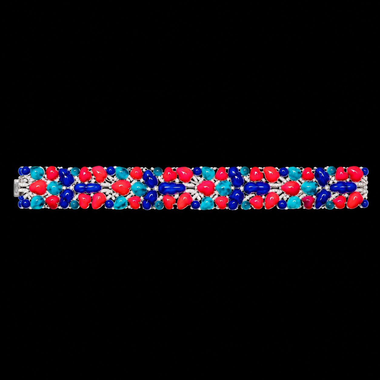 Bracelet orné de perles rouges, bleues et turquoise, décoré de diamants, sur fond noir.