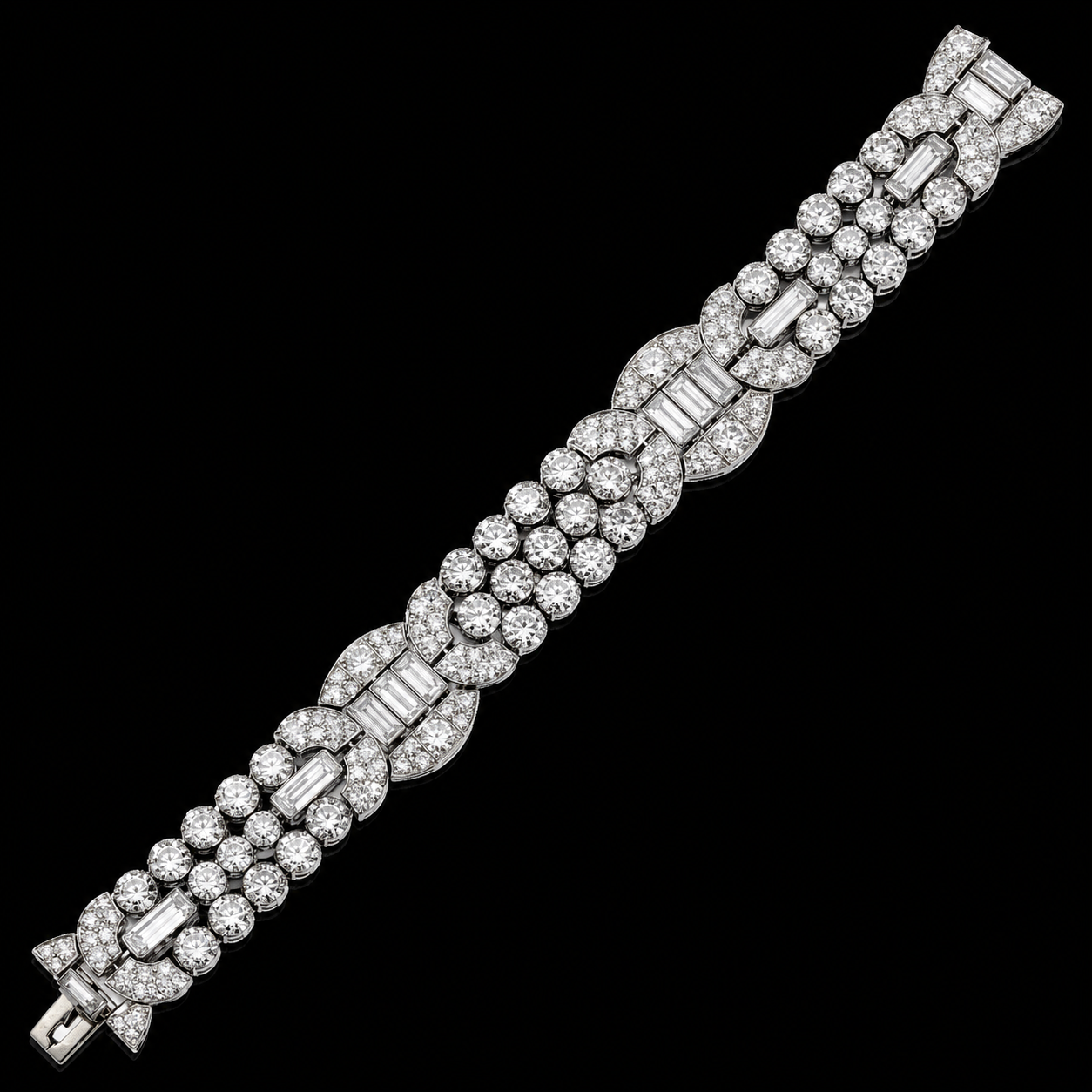 bracelet en diamant avec des motifs floraux et des détails en argent sur fond noir