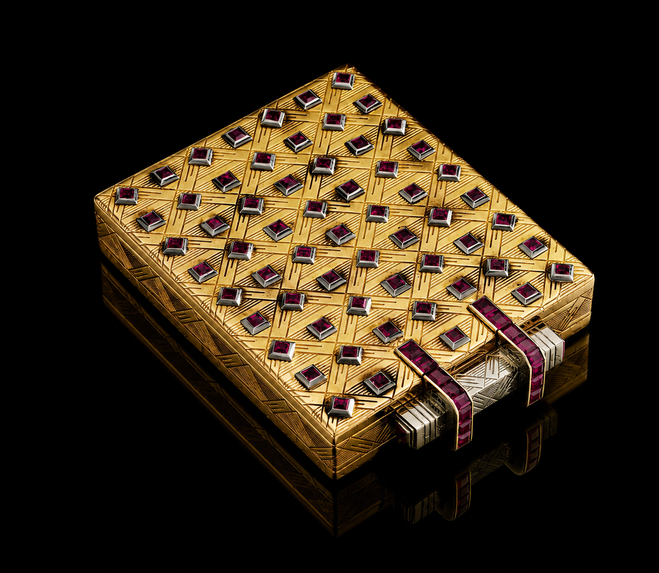 Étui à cigarette orné de pierres précieuses roses et de motifs géométriques en or, noir et rose.