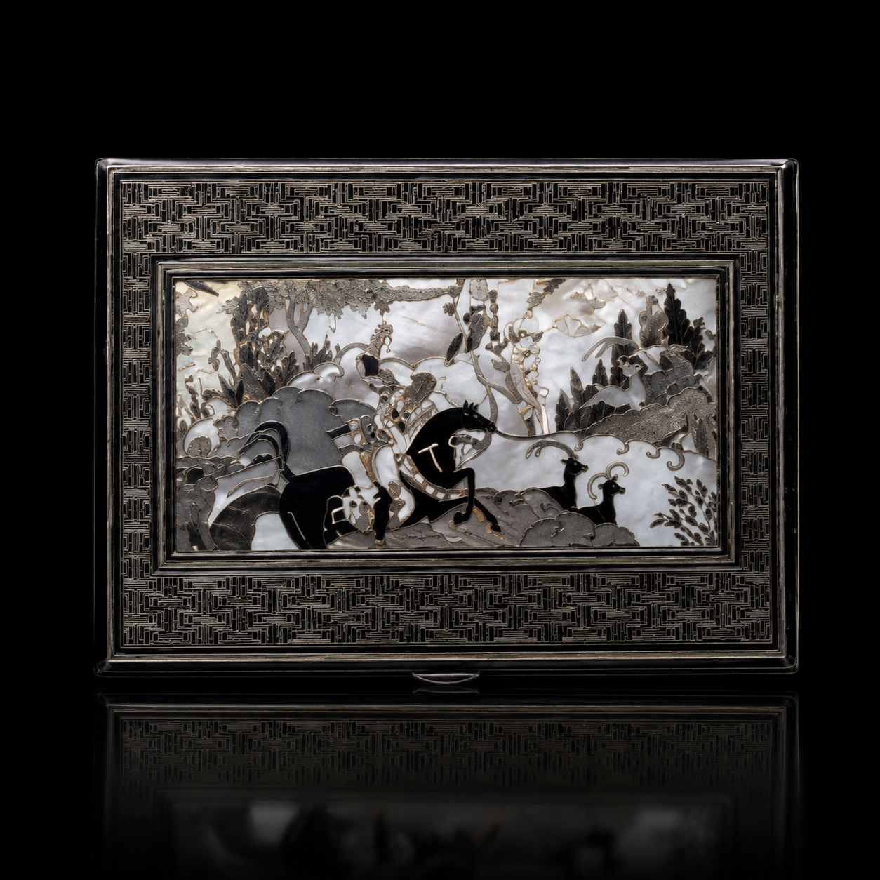 Une œuvre d'art en relief représentant des chevaux et une nature environnante, encadrée avec un motif géométrique en métal, sur fond noir.